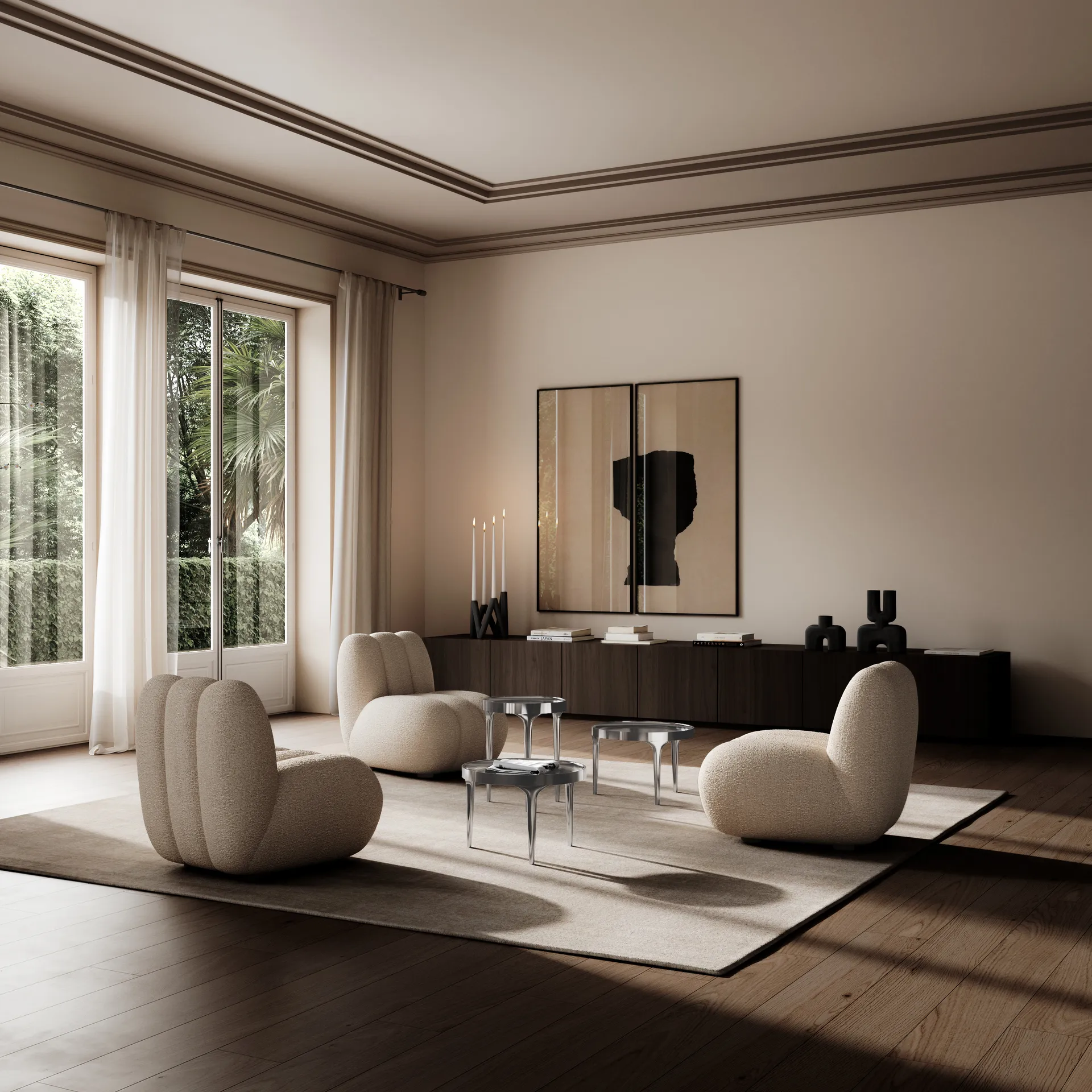 101 Copenhagen woonkamer: drie gebogen beige bouclé fauteuils, drie metalen salontafels en zwarte sculpturale vazen.