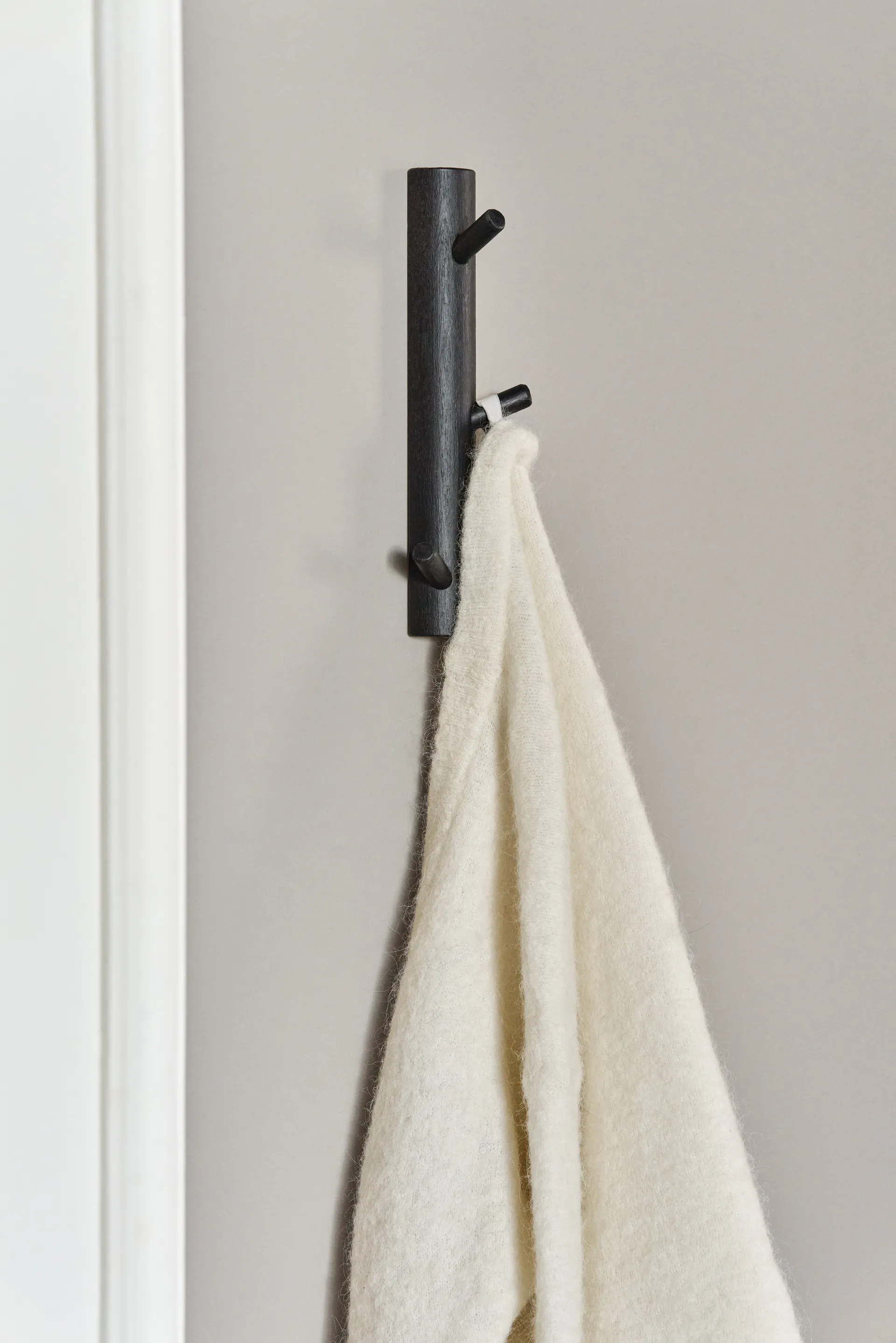 Allsarp verticale knoplijst 3 haken, Zwartgeverfde berk 1898