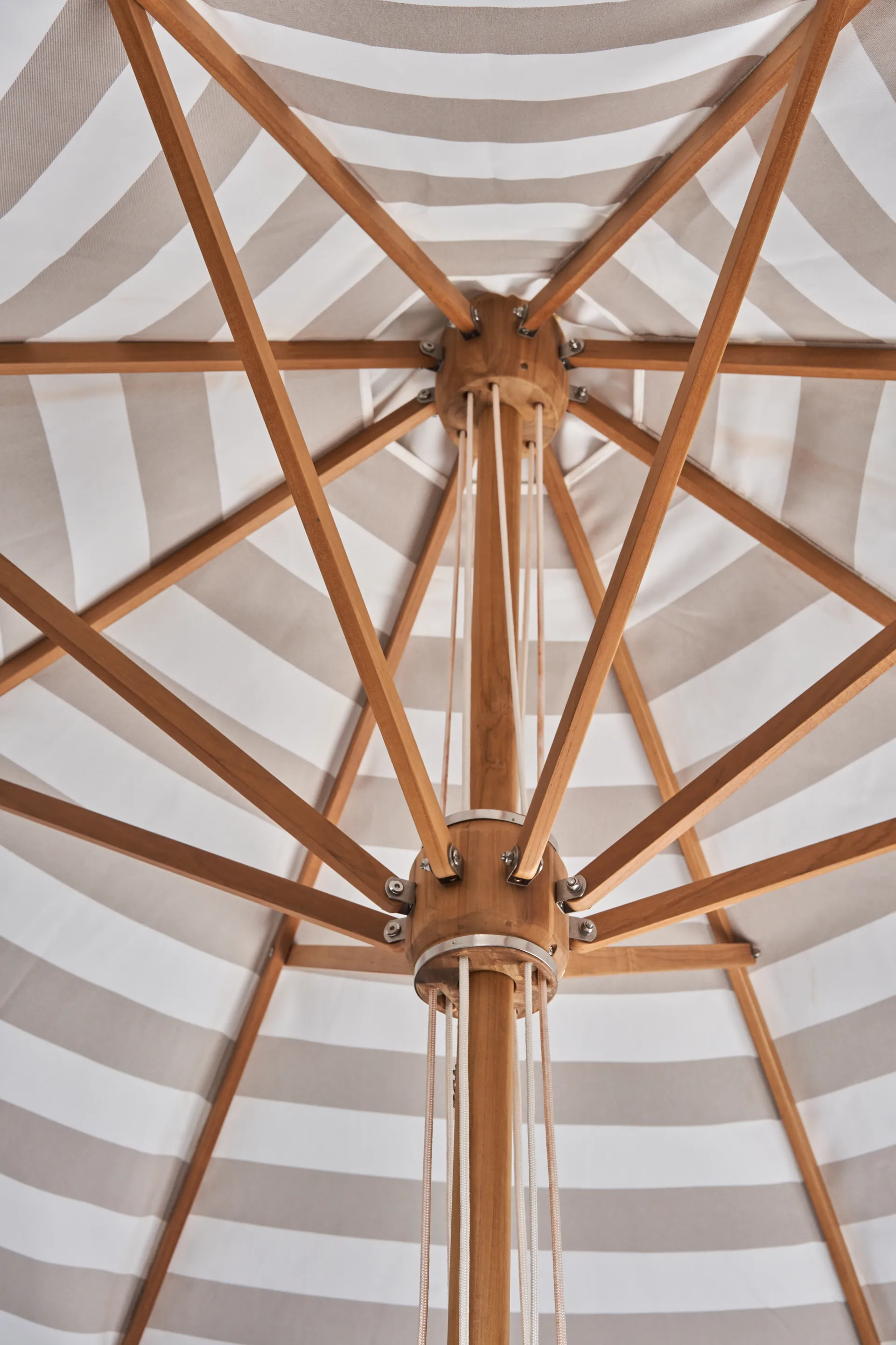 Hisshult parasol Ø270 cm, Beige stripe-teak 1898