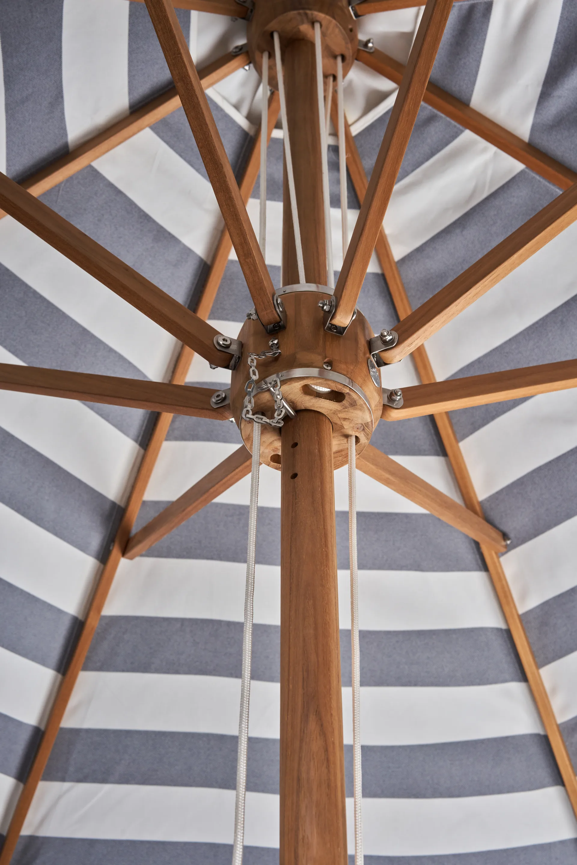 Hisshult parasol Ø270 cm, Blue stripe-teak 1898