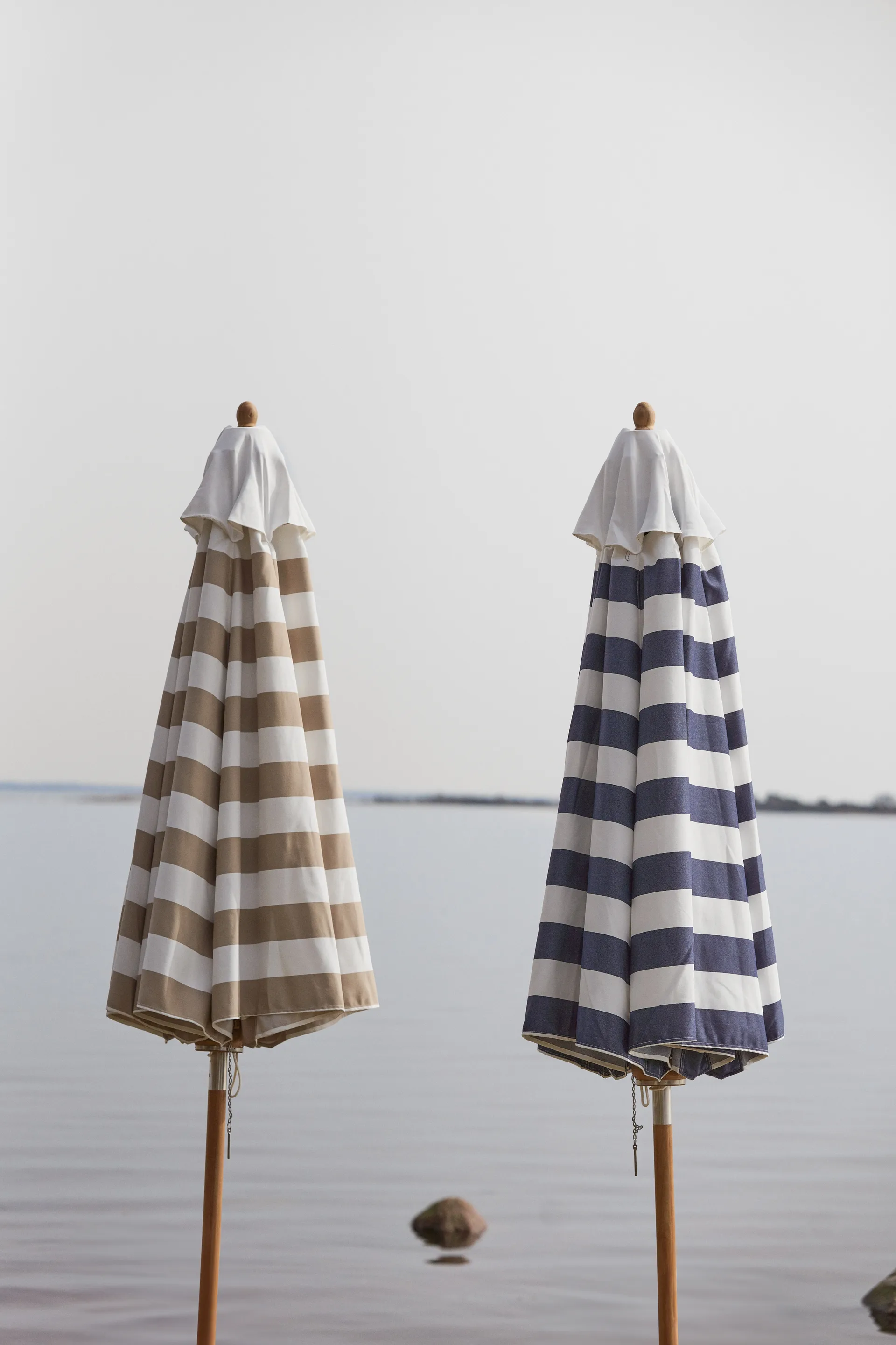 Hisshult parasol Ø270 cm, Blue stripe-teak 1898
