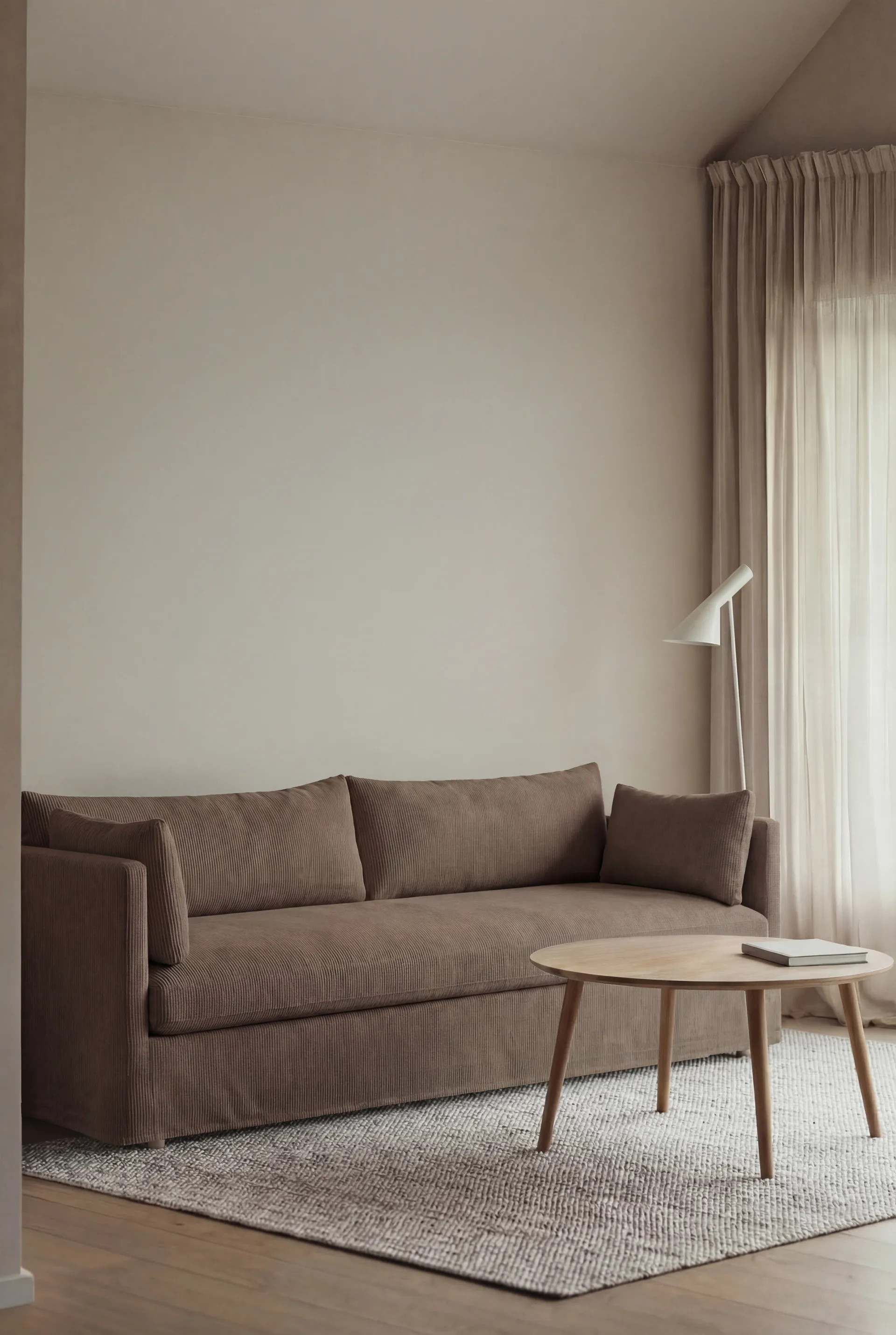 Linnevik sofa, Jump brown 1955-witgeoliede eiken, 4-zits, met rok 1898