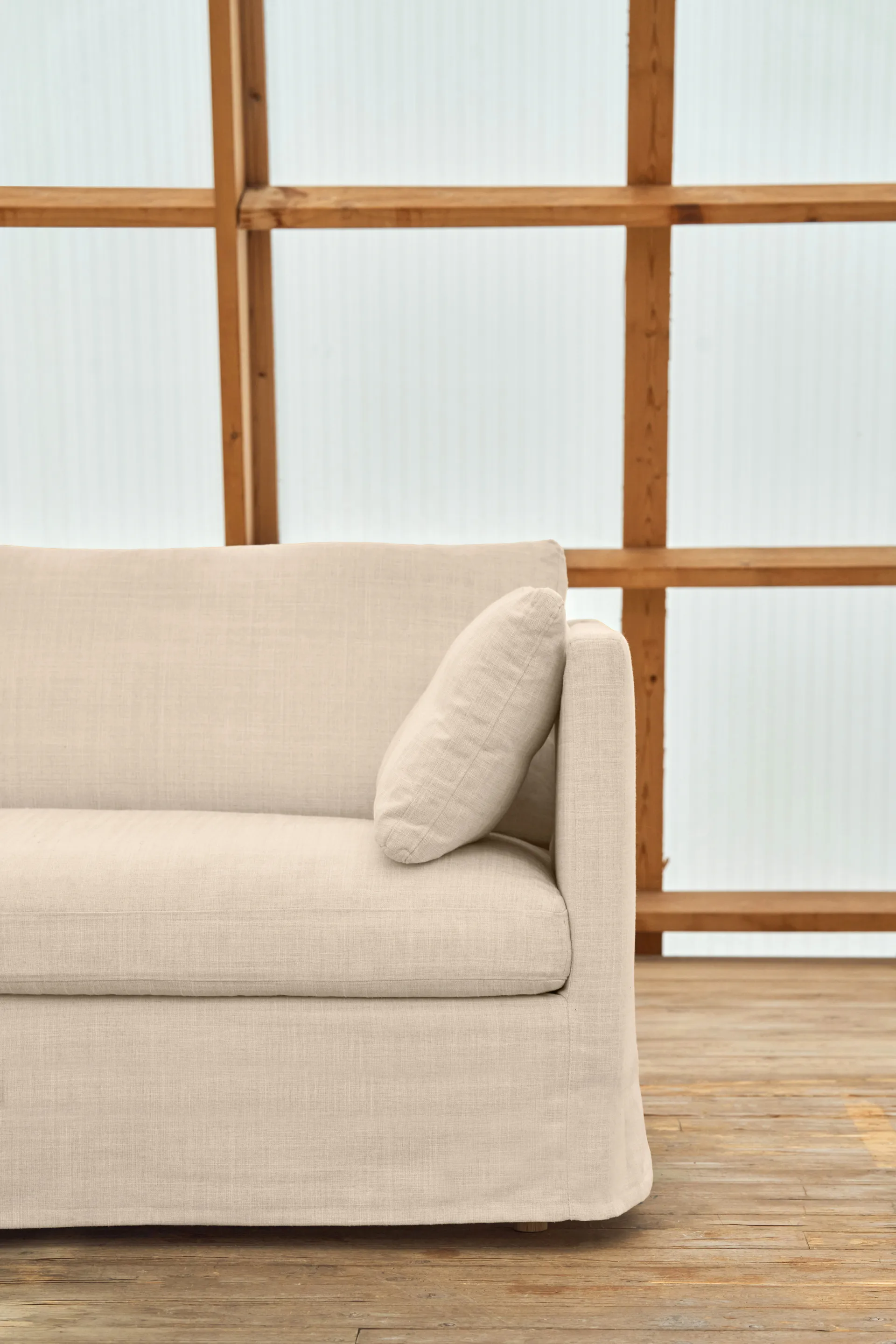 Linnevik sofa, Same Beige 6670-witgeoliede eiken, 4-zits, met rok 1898