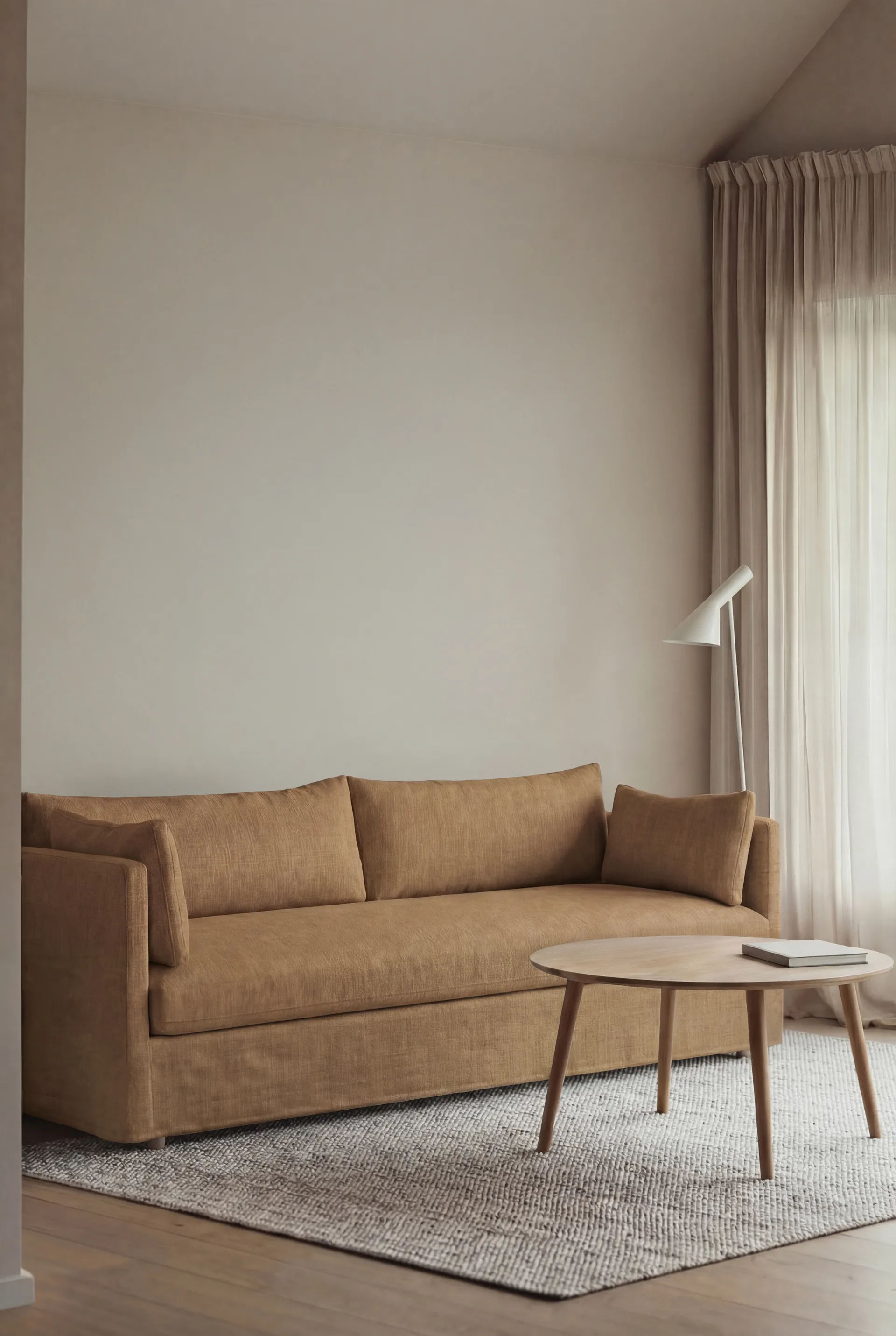 Linnevik sofa, Same Ochre 6676-witgeoliede eiken, 4-zits, met rok 1898