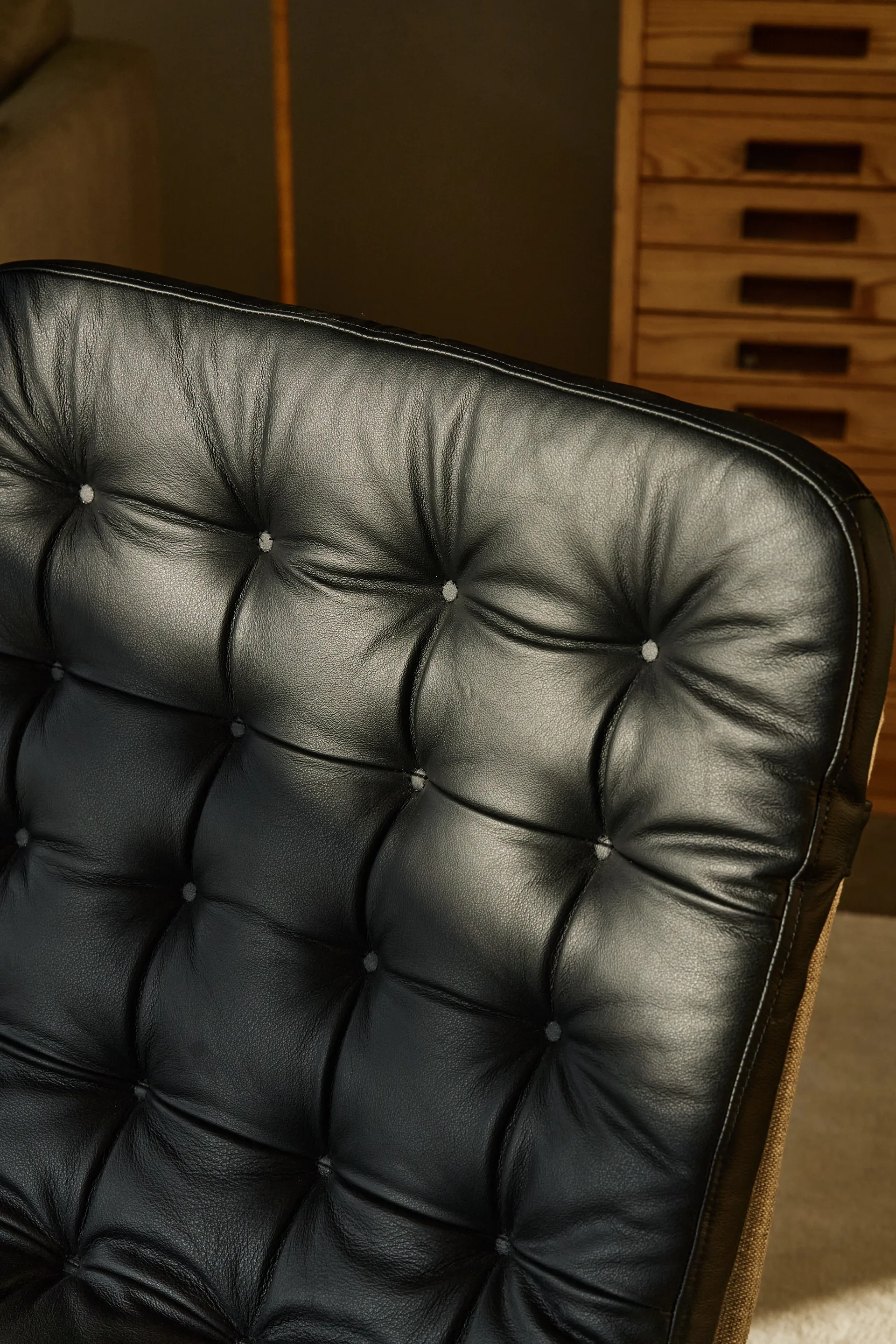 Loholm fauteuil met draaifunctie, Zwart leer-Bern Beige 0341 1898