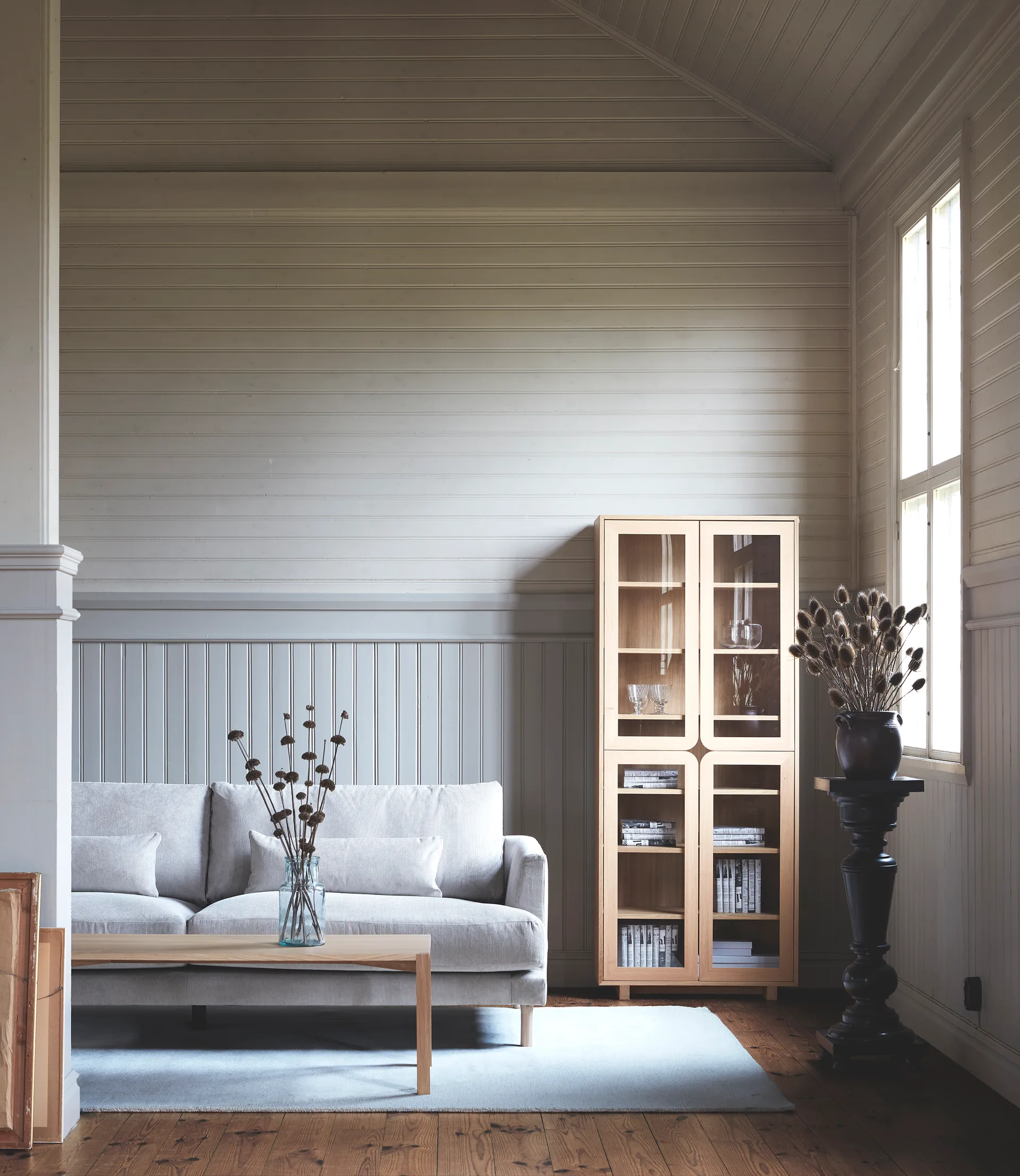 Vidja hoge vitrinekast, Witgepigmenteerd eikenhout 1898