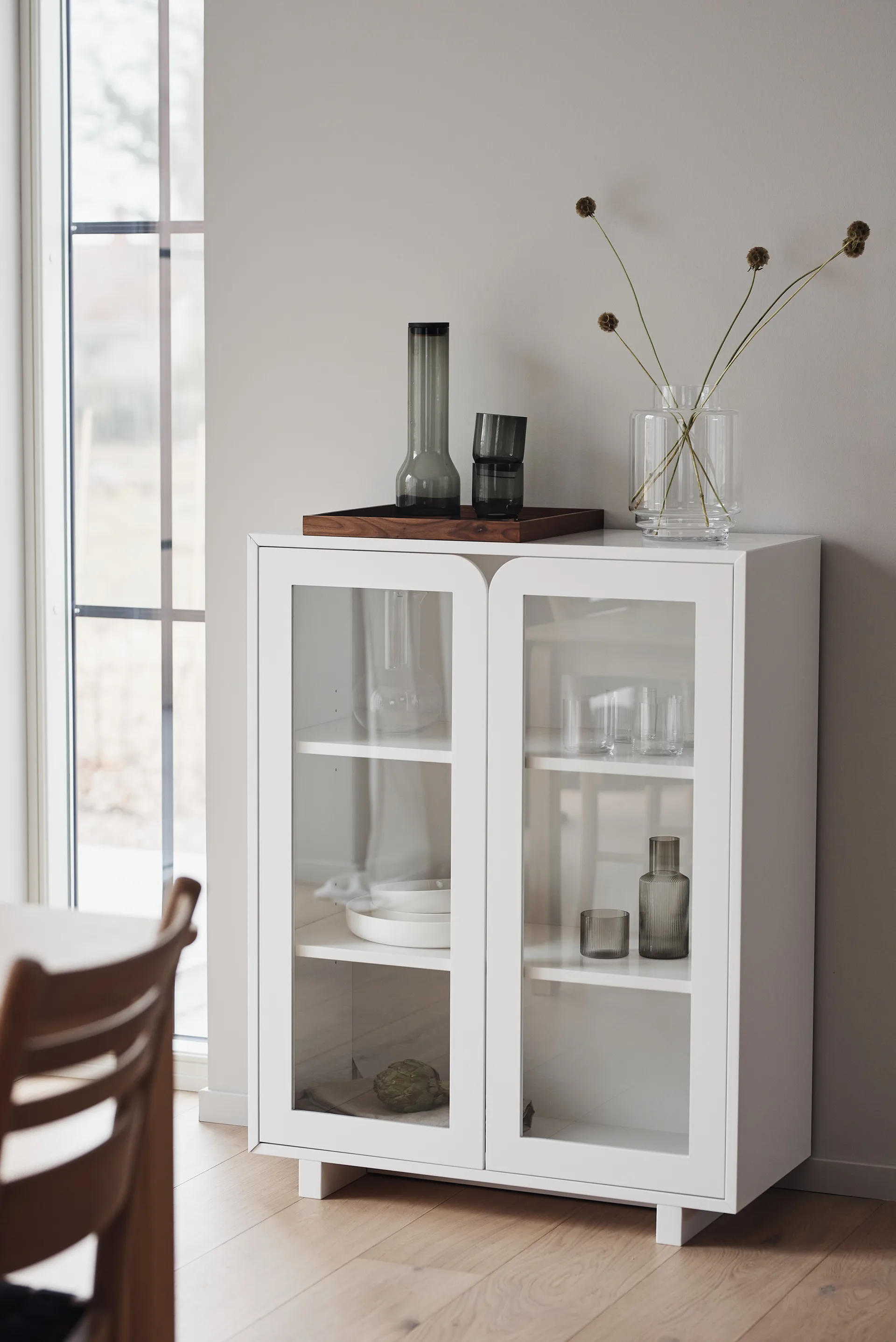 Vidja lage vitrinekast, White 1898