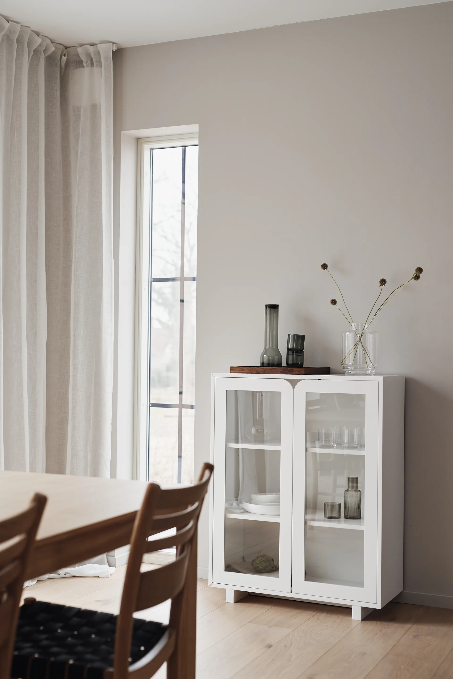 Vidja lage vitrinekast, White 1898