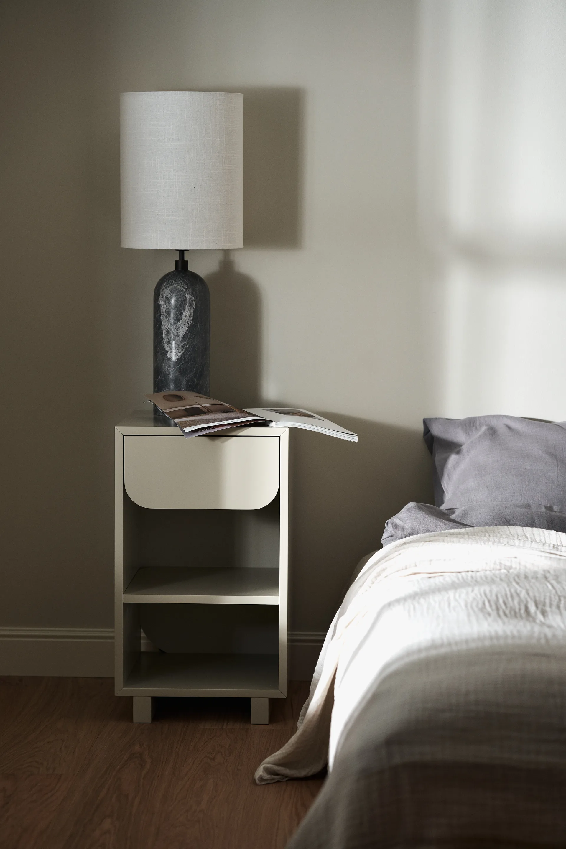 Vidja nachtkastje, Zand 1898