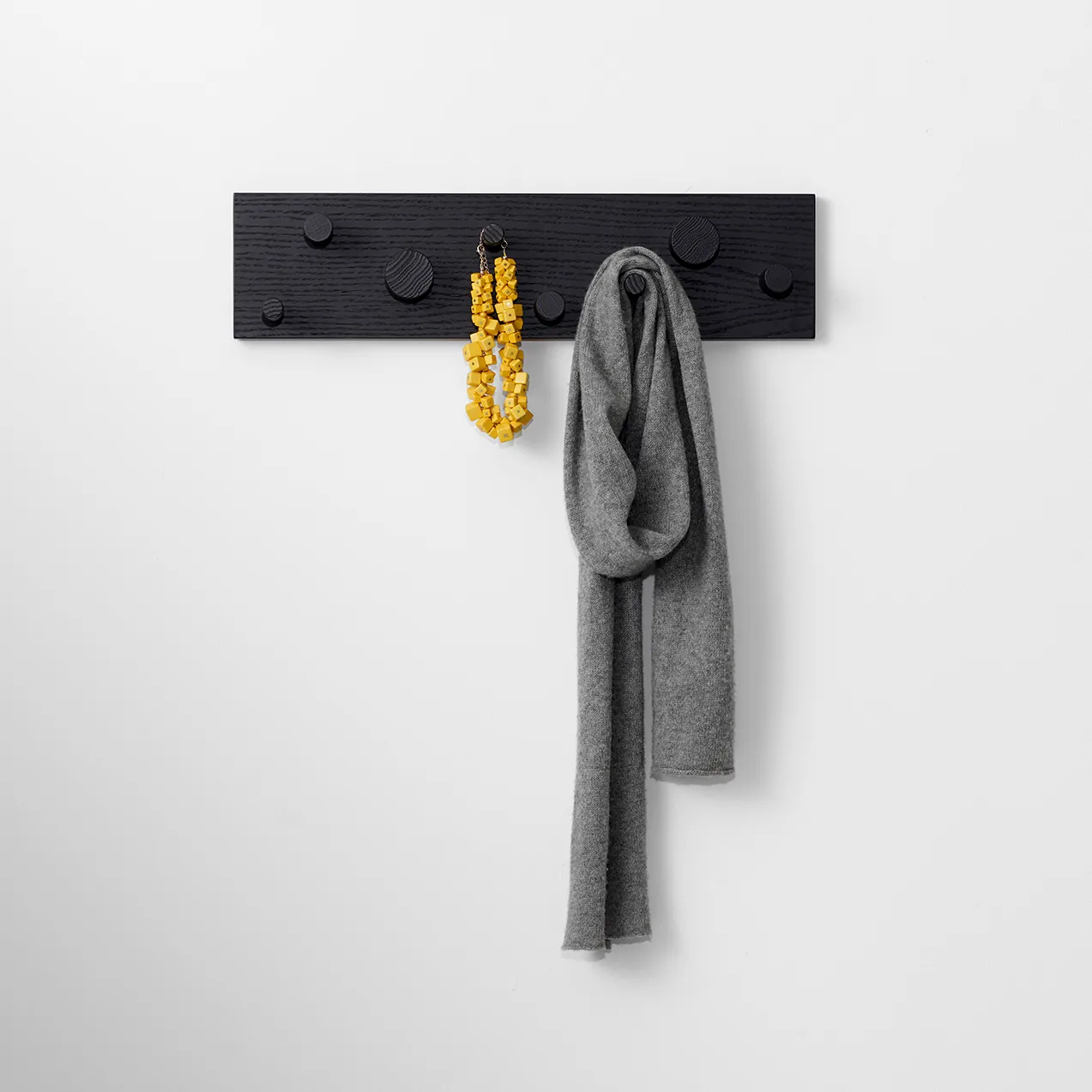 Fellow kledinghanger, Zwart gebeitst eiken A2