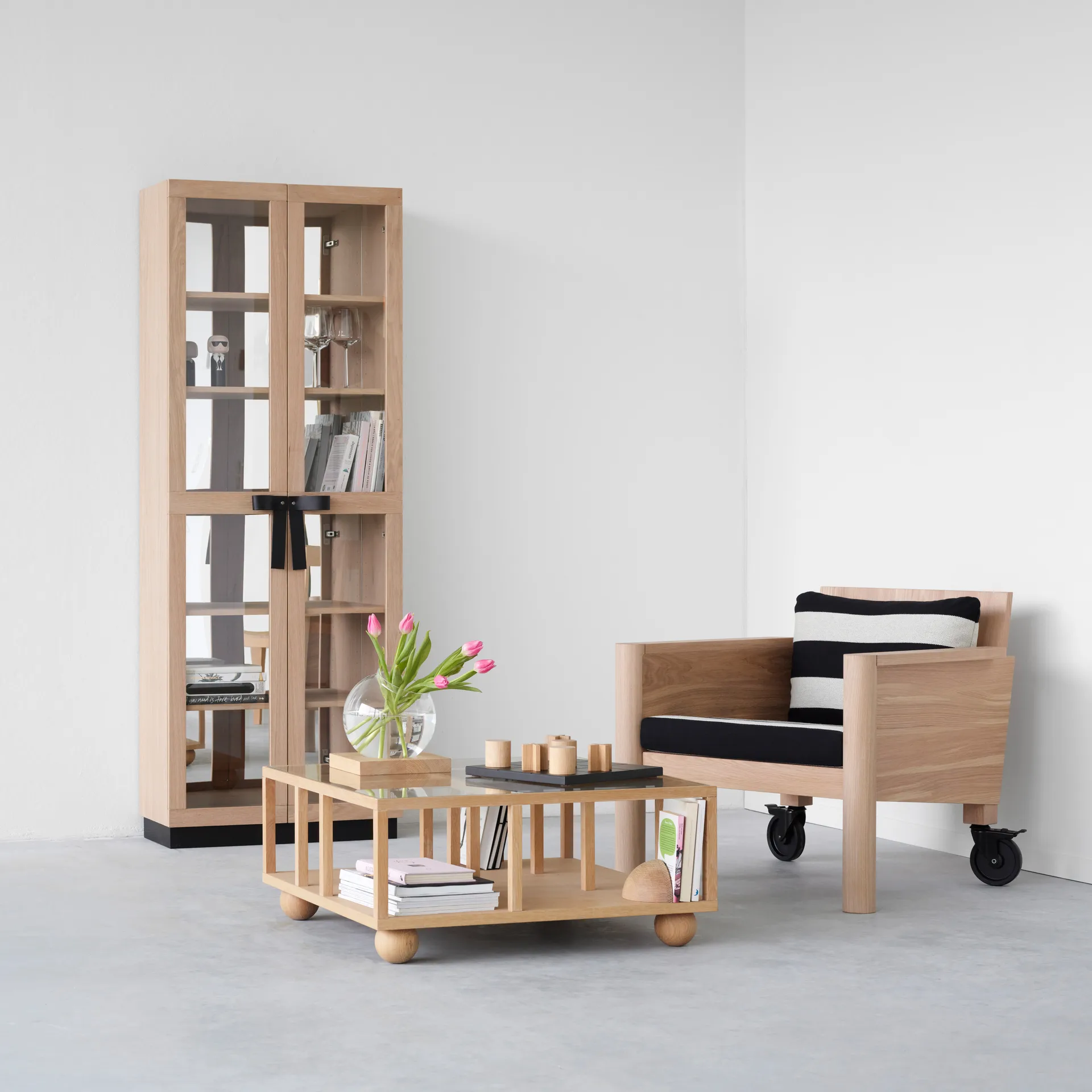 The Bow vitrinekast, Witgeolied eikenhout A2