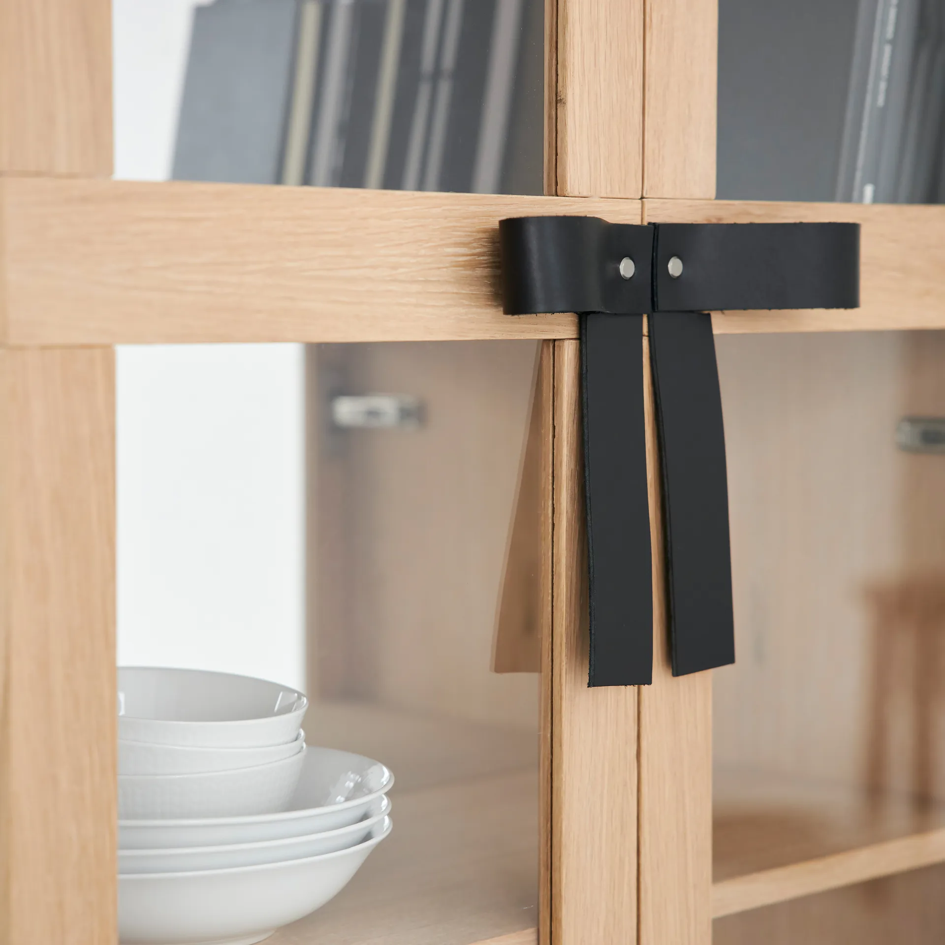 The Bow vitrinekast, Witgeolied eikenhout A2