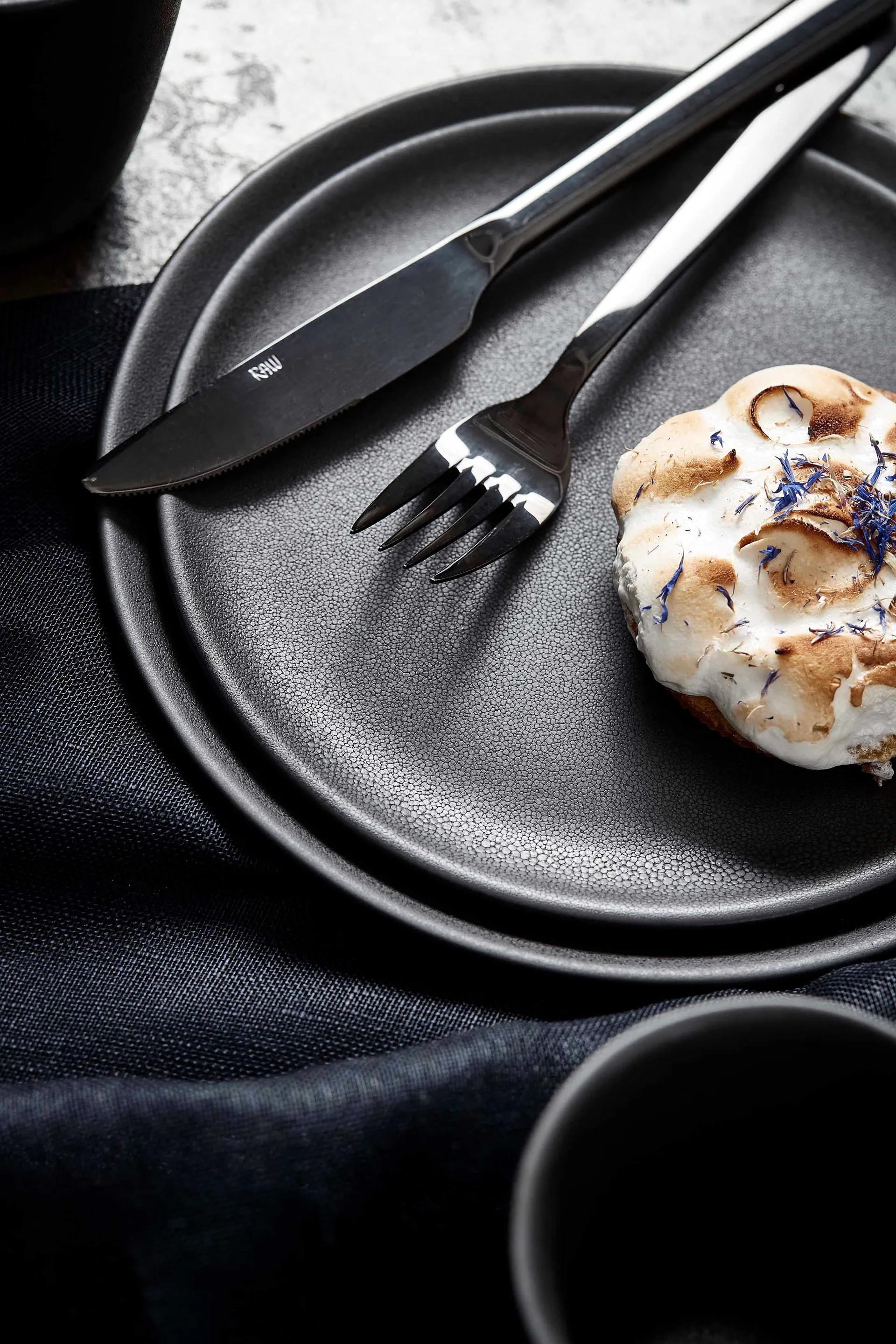 Raw bord Ø20 cm., Titanium black Aida