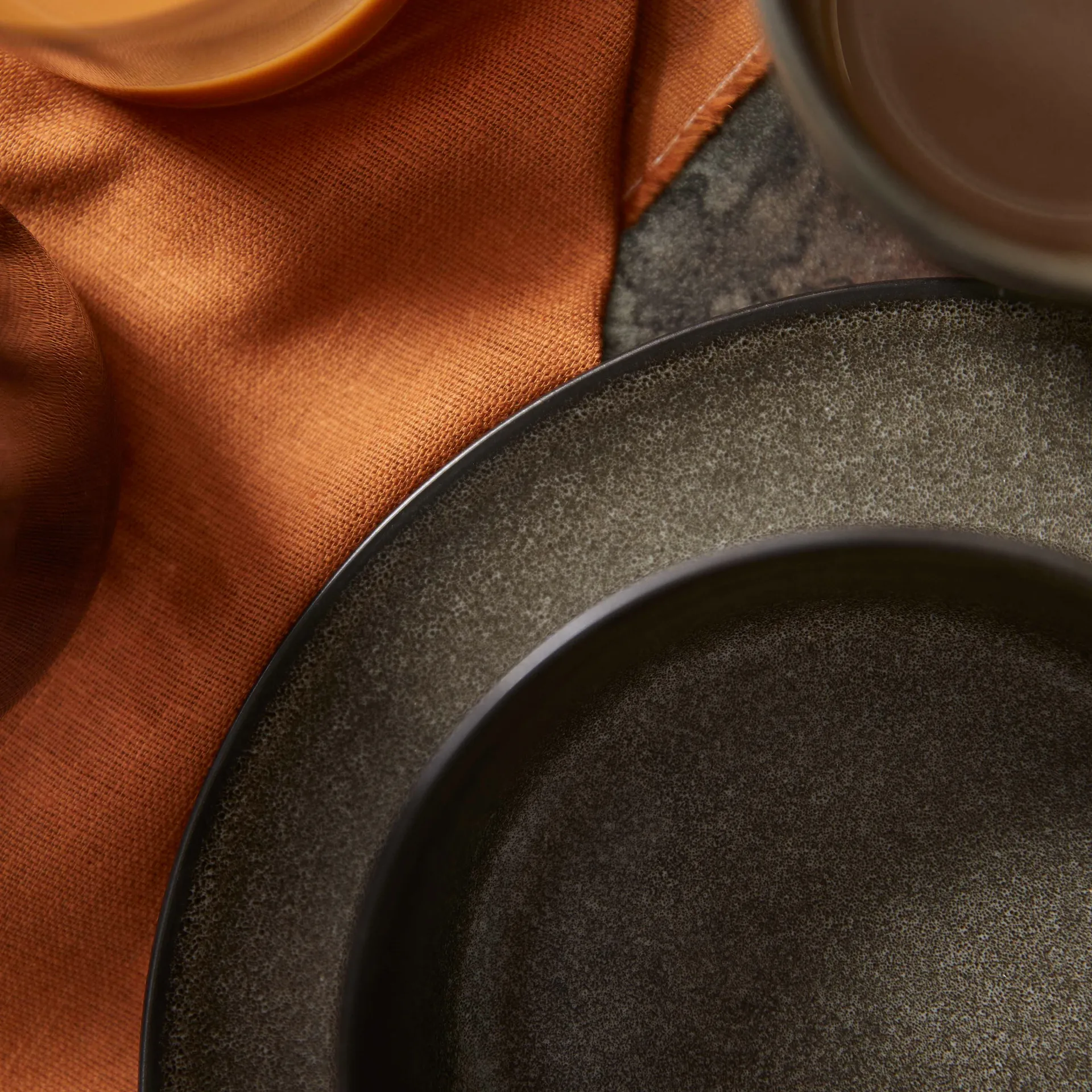 Raw bord Ø23 cm., Forest brown Aida