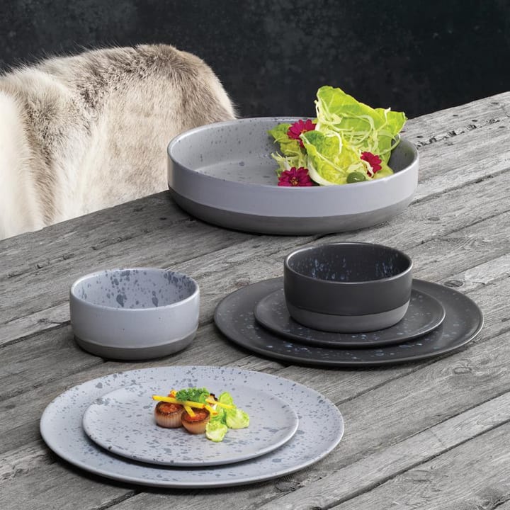Raw bord Ø28 cm., grijs met stippen Aida