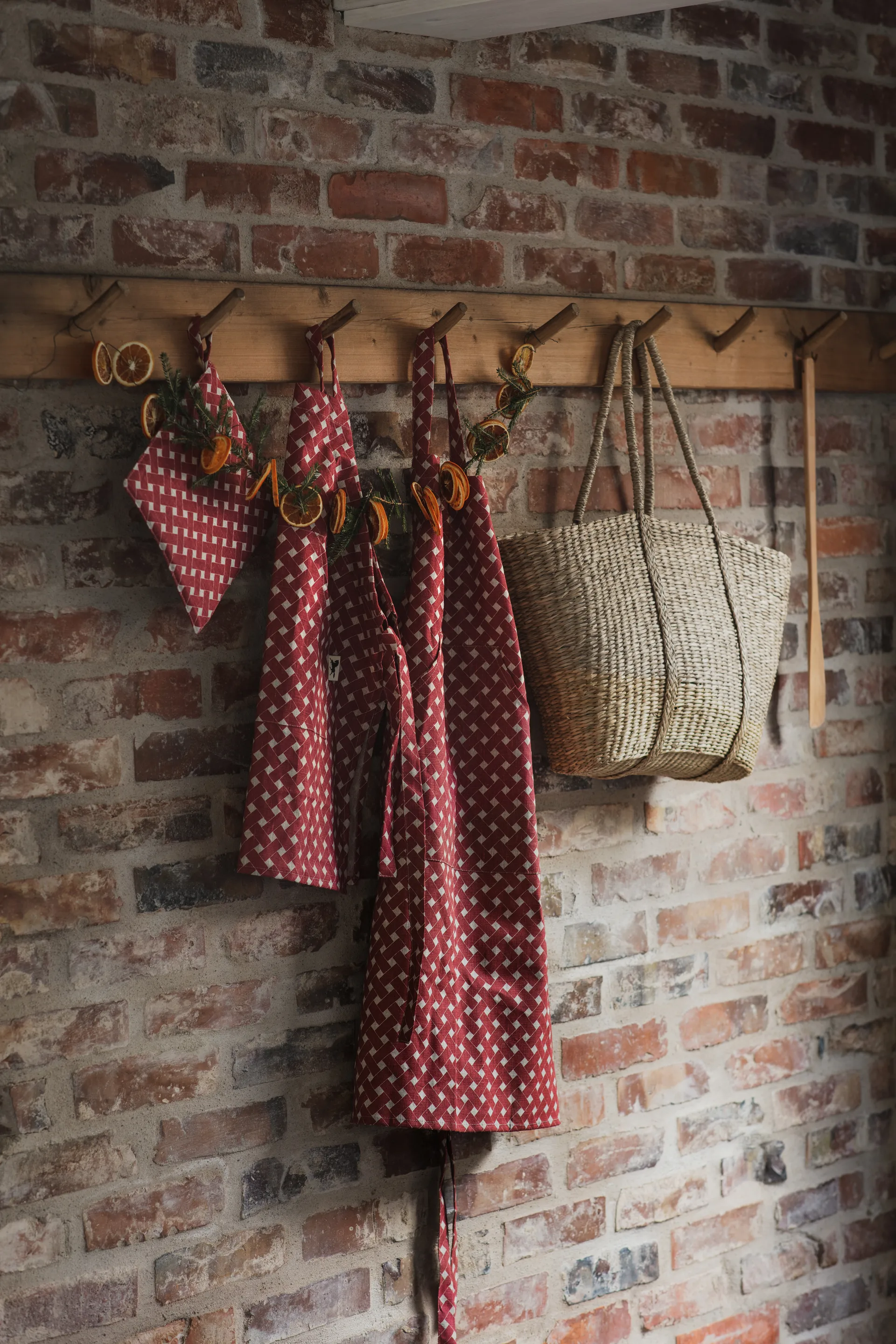 Korg kinderschort, Rood Almedahls