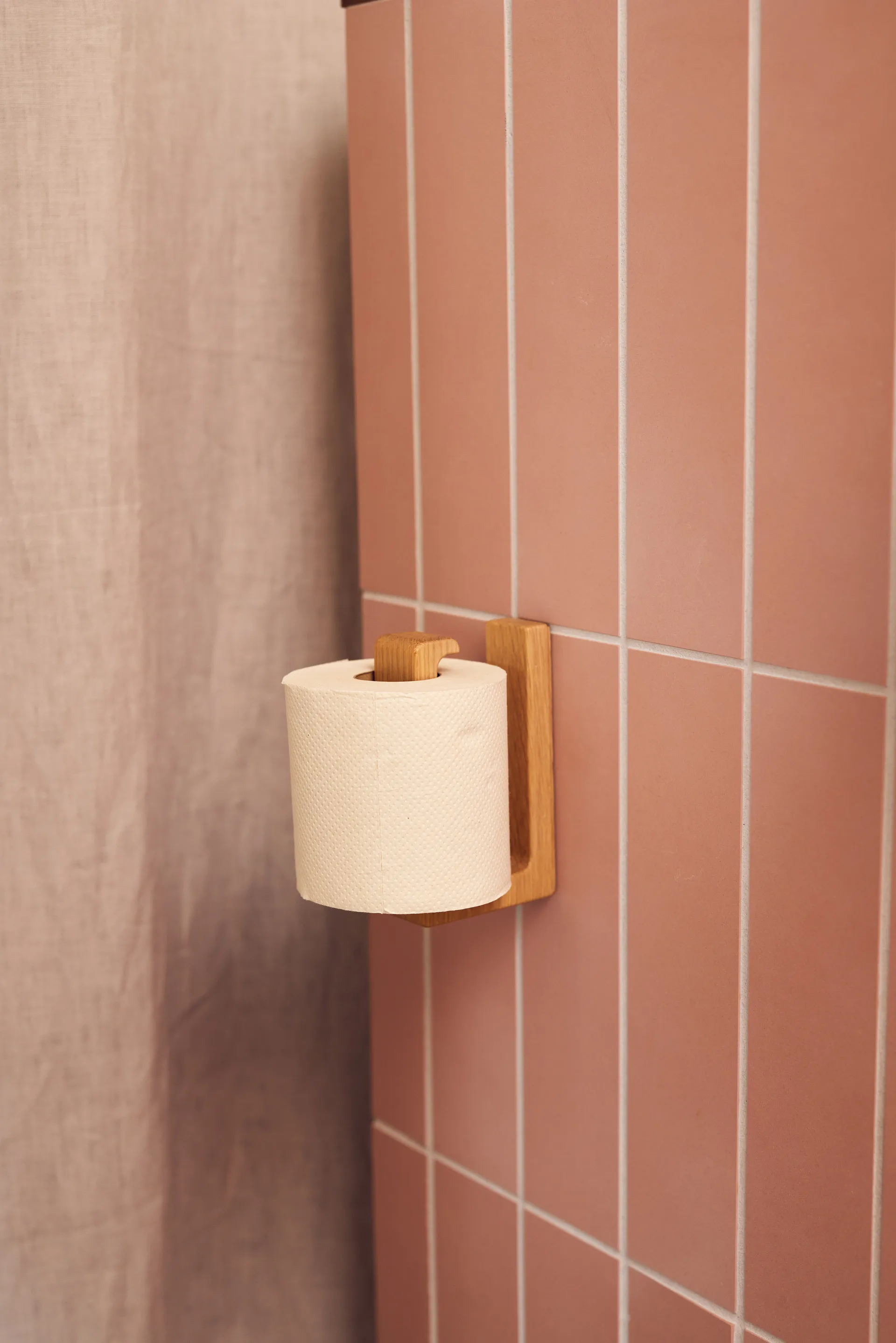 Andersen toiletpapierhouder, Lacquered oak Andersen Furniture