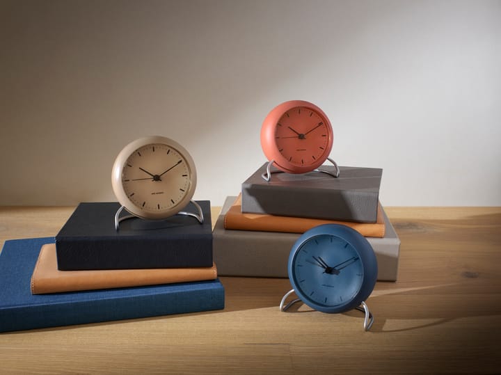 AJ City Hall tafel klok, Sandy beige Arne Jacobsen Clocks
