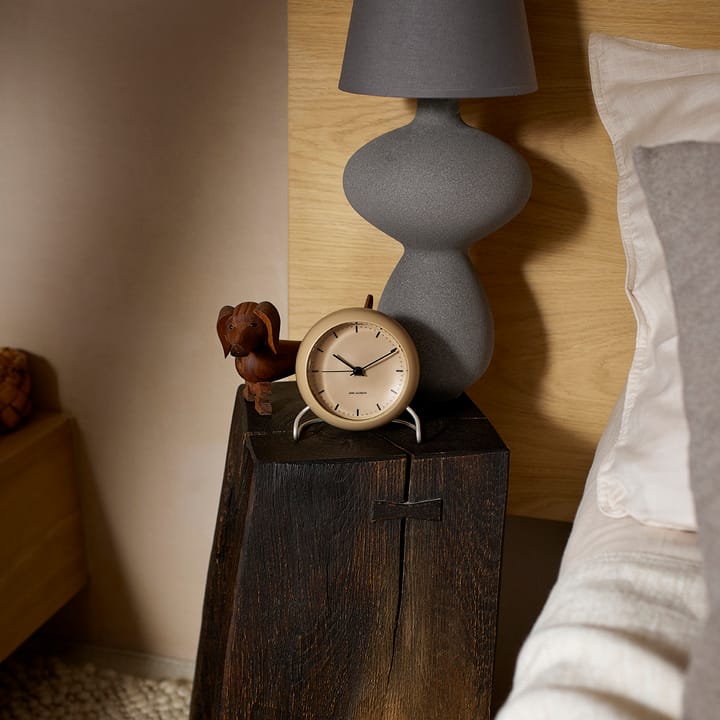 AJ City Hall tafel klok, Sandy beige Arne Jacobsen Clocks