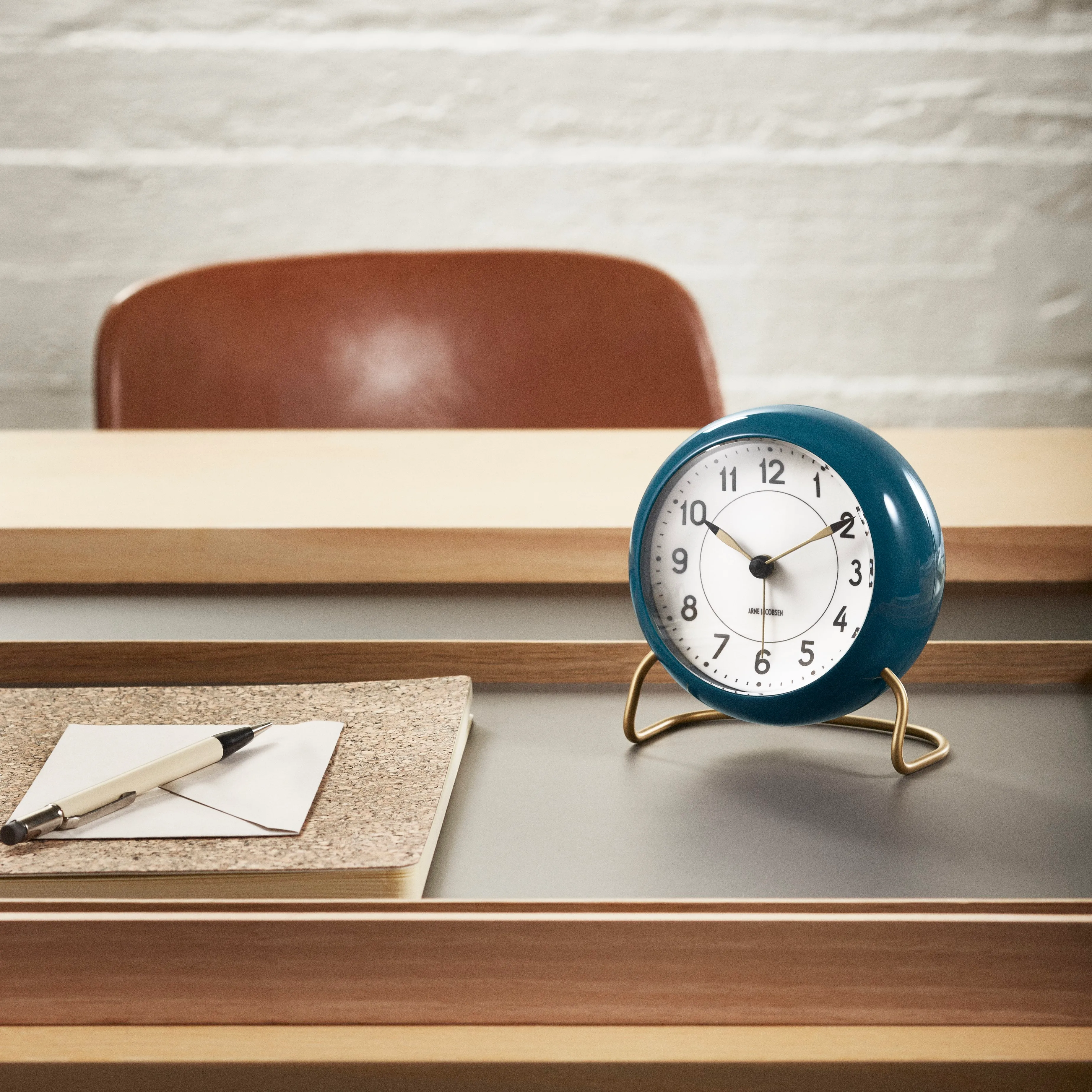 AJ Station tafelklok petrolblauw van Arne Jacobsen Clocks