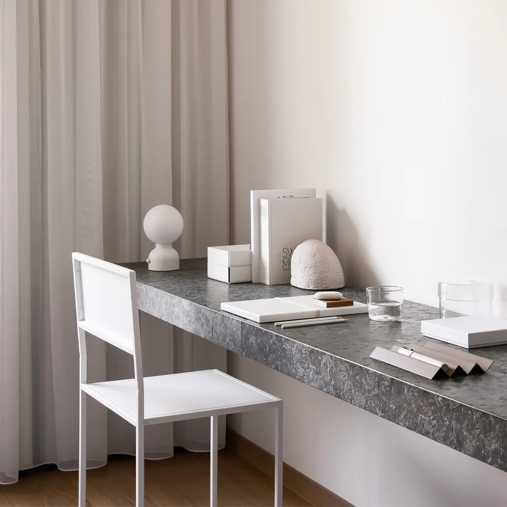 Pluggie tafellamp, zwart, opaalglas Ateljé Lyktan