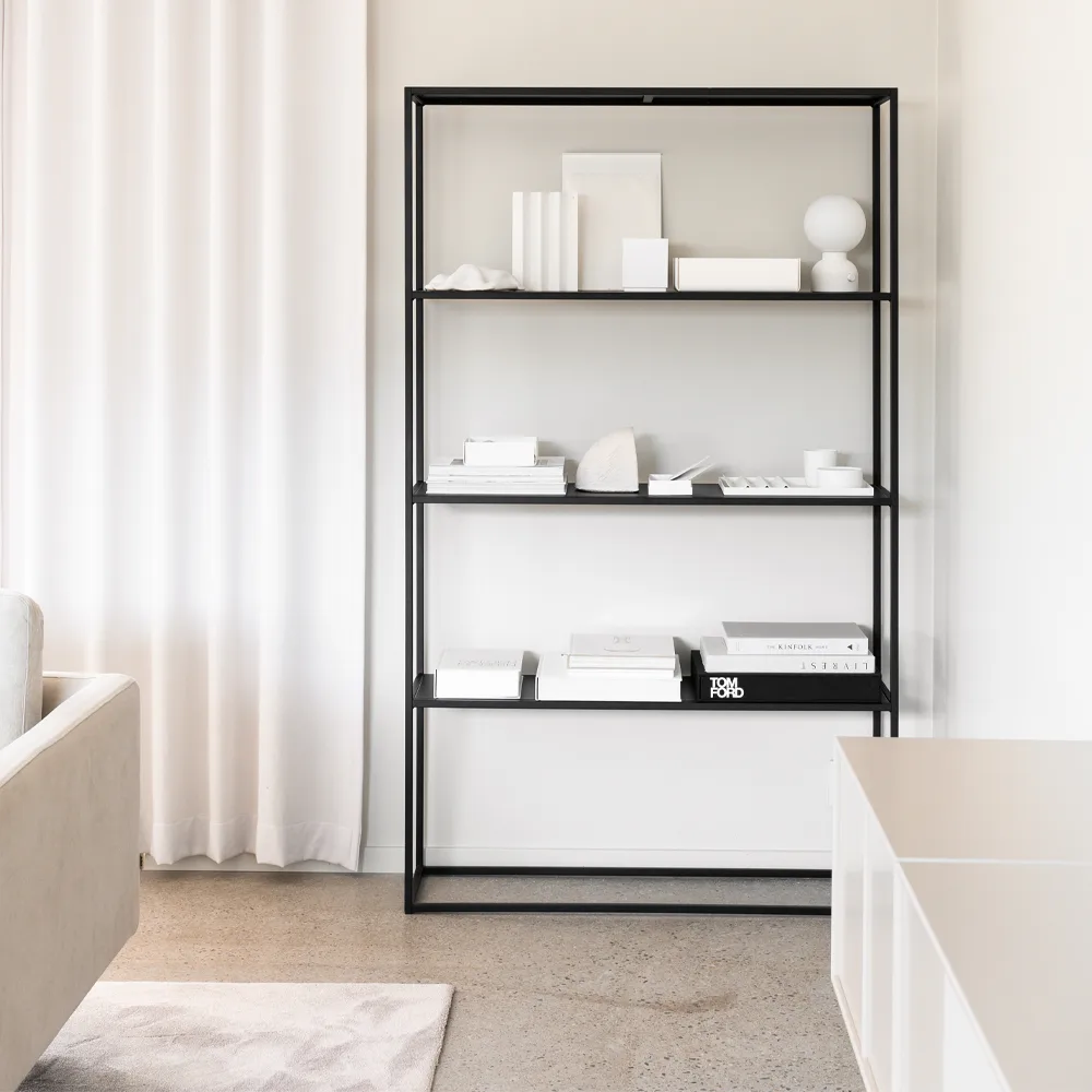 Pluggie tafellamp, zwart, opaalglas Ateljé Lyktan