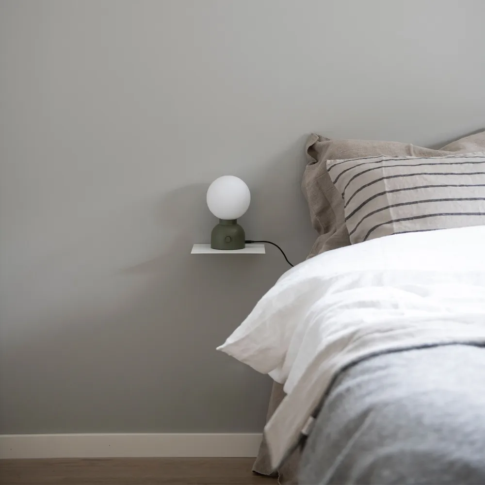 Pluggie tafellamp, zwart, opaalglas Ateljé Lyktan