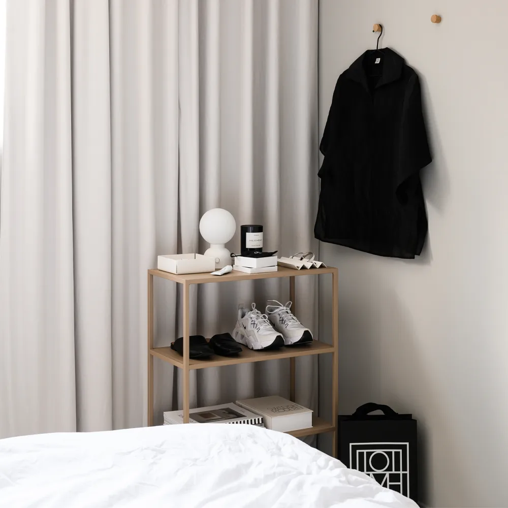 Pluggie tafellamp, zwart, opaalglas Ateljé Lyktan