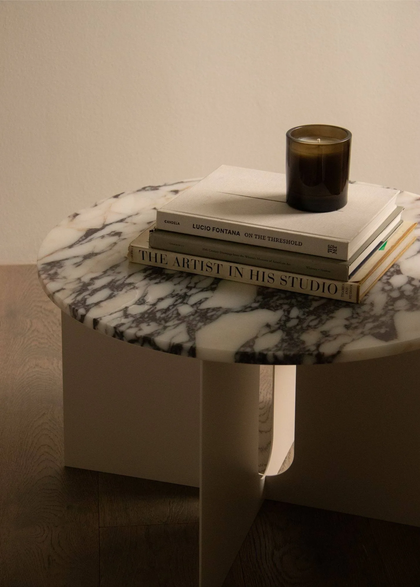 Androgyne Bijzettafel, Calacatta Viola marmer-zwart staal, Ø65 cm Audo Copenhagen