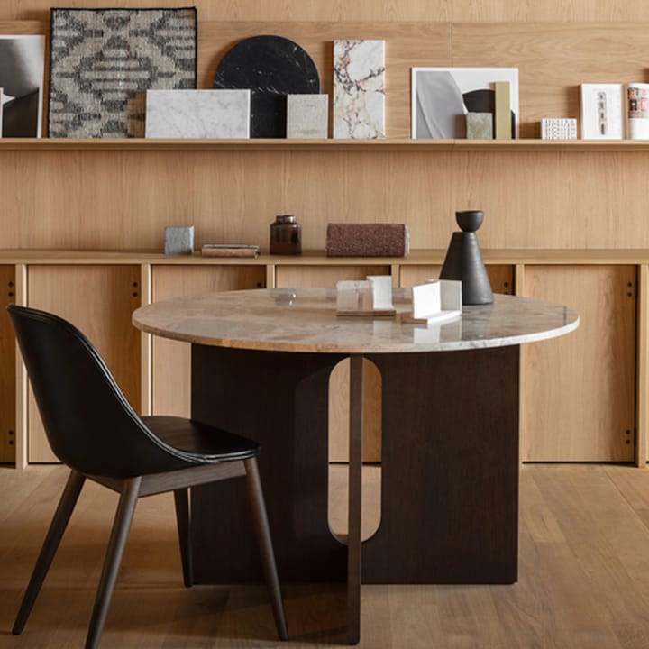 Androgyne eettafel, Sand stone-onbehandeld eikenhouten onderstel Audo Copenhagen