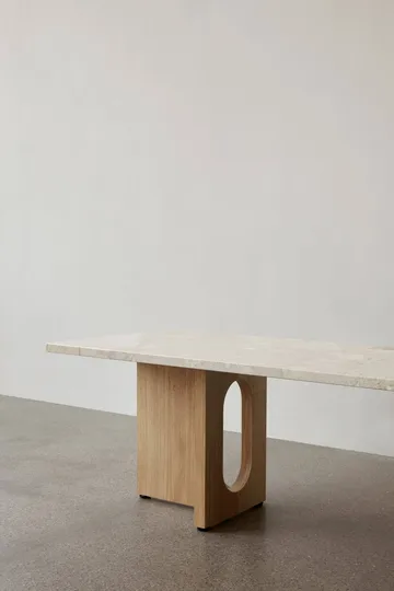 Androgyne loungetafel - zand/kunis breccia, eikenhouten onderstel - Audo Copenhagen