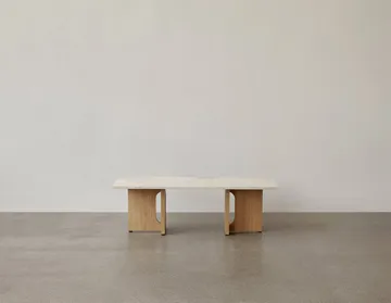 Androgyne loungetafel - zand/kunis breccia, eikenhouten onderstel - Audo Copenhagen