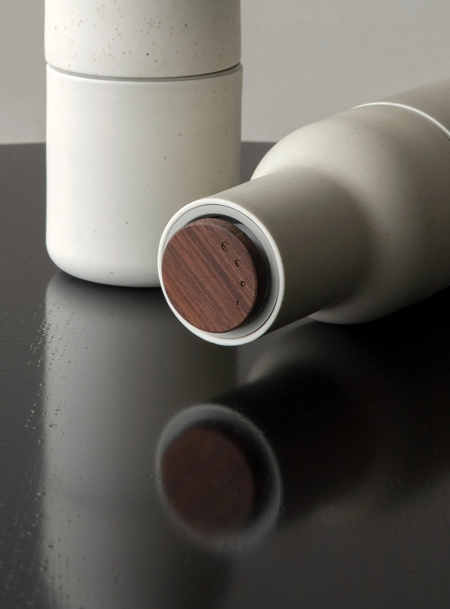 Bottle Grinder kruidenmolen keramiek 2-pack, Zand (deksel van walnoot) Audo Copenhagen