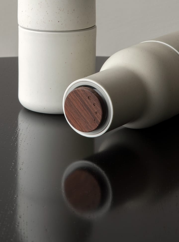 Bottle Grinder kruidenmolen keramiek 2-pack, Zand (deksel van walnoot) Audo Copenhagen