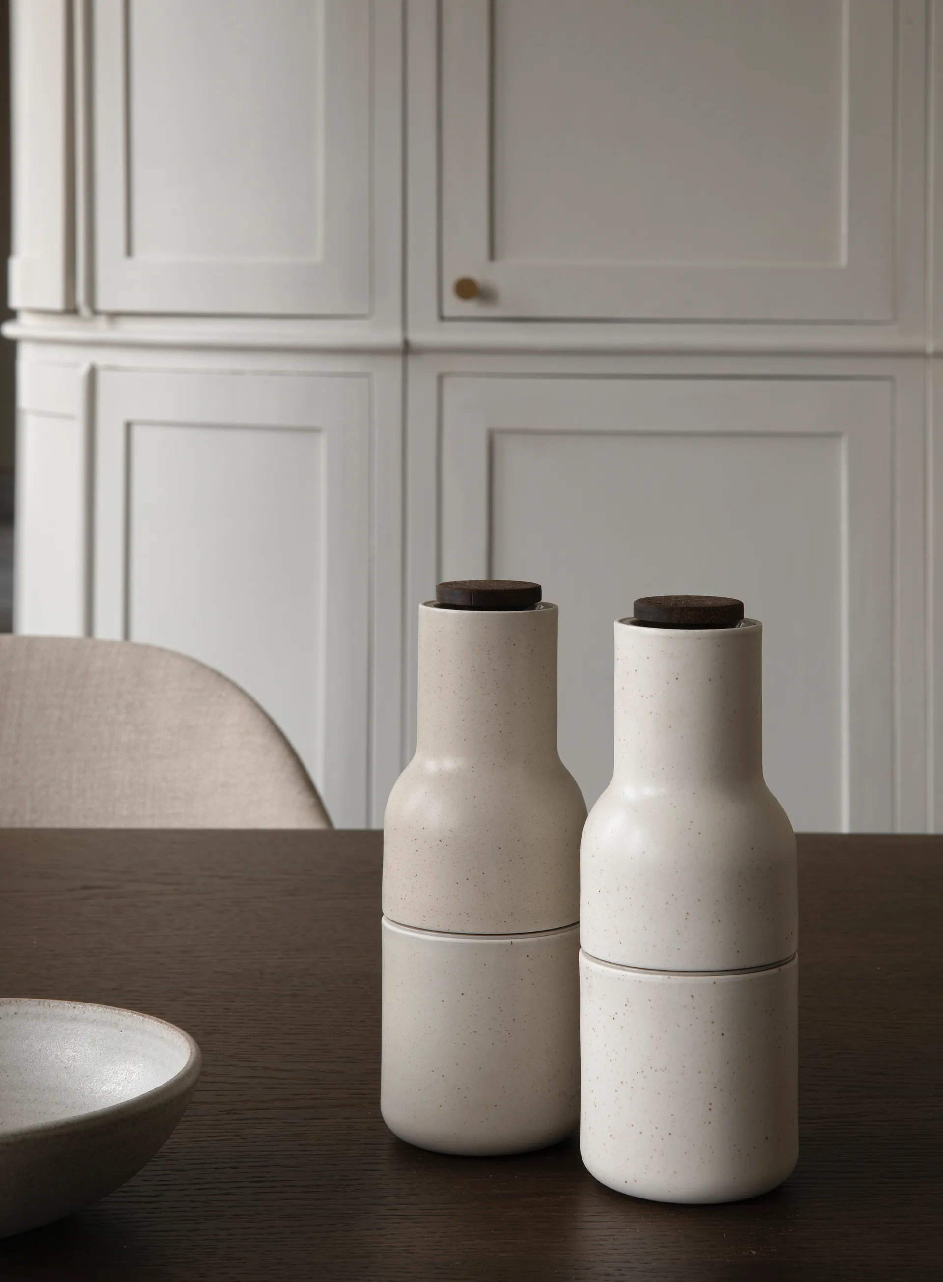 Bottle Grinder kruidenmolen keramiek 2-pack, Zand (deksel van walnoot) Audo Copenhagen