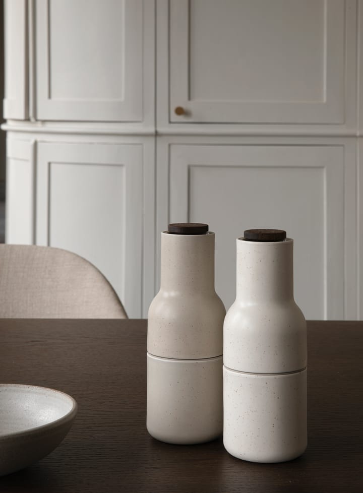 Bottle Grinder kruidenmolen keramiek 2-pack, Zand (deksel van walnoot) Audo Copenhagen