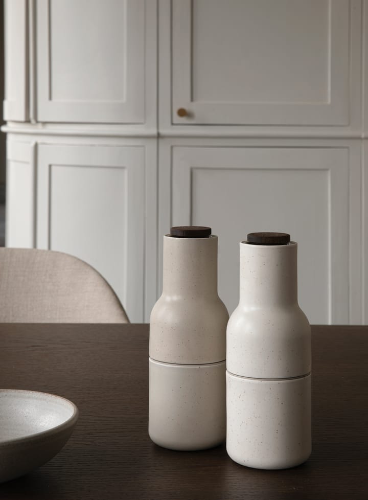 Bottle Grinder kruidenmolen keramiek 2-pack - Zand (deksel van walnoot) - Audo Copenhagen