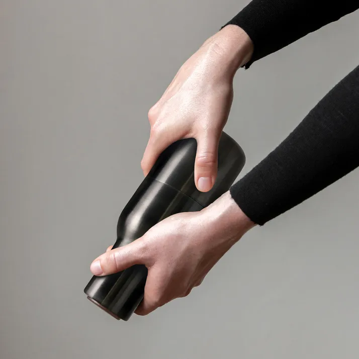 Bottle Grinder kruidenmolen metaal 2-pack, Bronzed brass (deksel van walnoothout) Audo Copenhagen