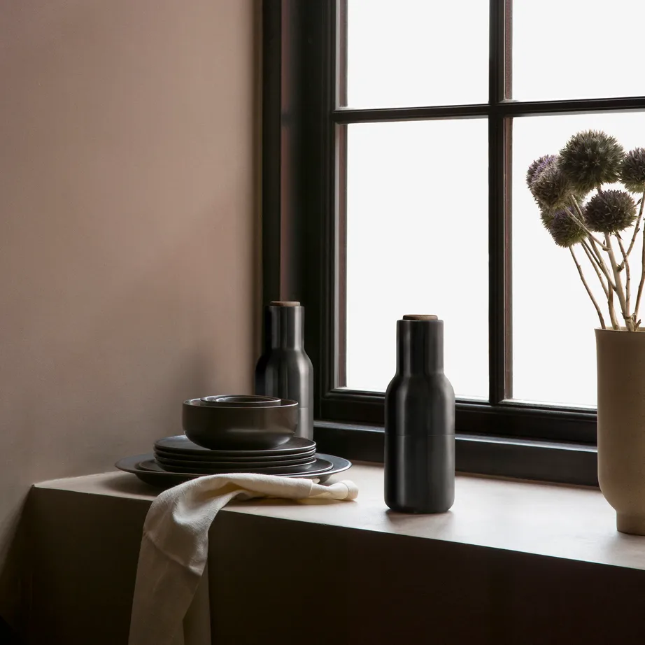 Bottle Grinder kruidenmolen metaal 2-pack, Bronzed brass (deksel van walnoothout) Audo Copenhagen