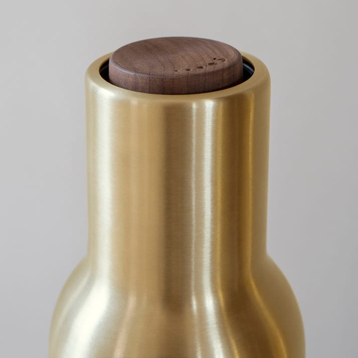 Bottle Grinder kruidenmolen metaal 2-pack, Brushed brass (deksel van walnoothout) Audo Copenhagen