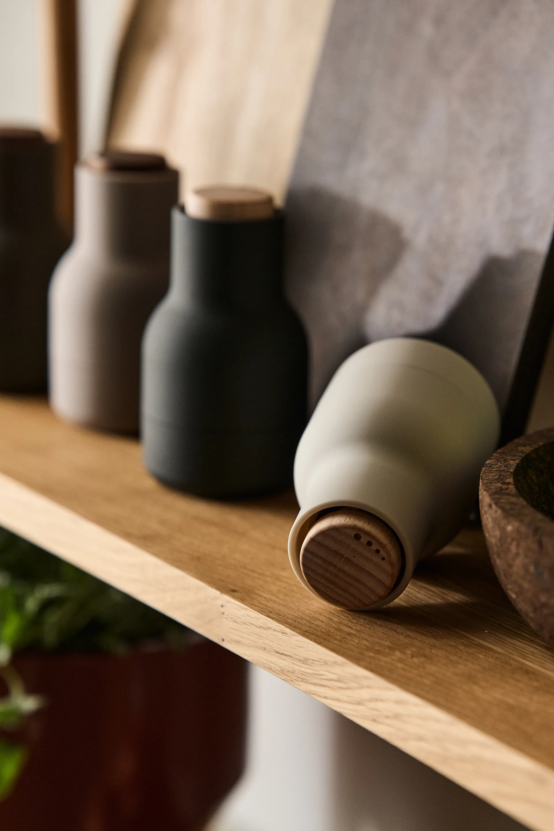 Bottle Grinder kruidenmolen Small 2-pack, Ash-carbon-beukenhout Audo Copenhagen