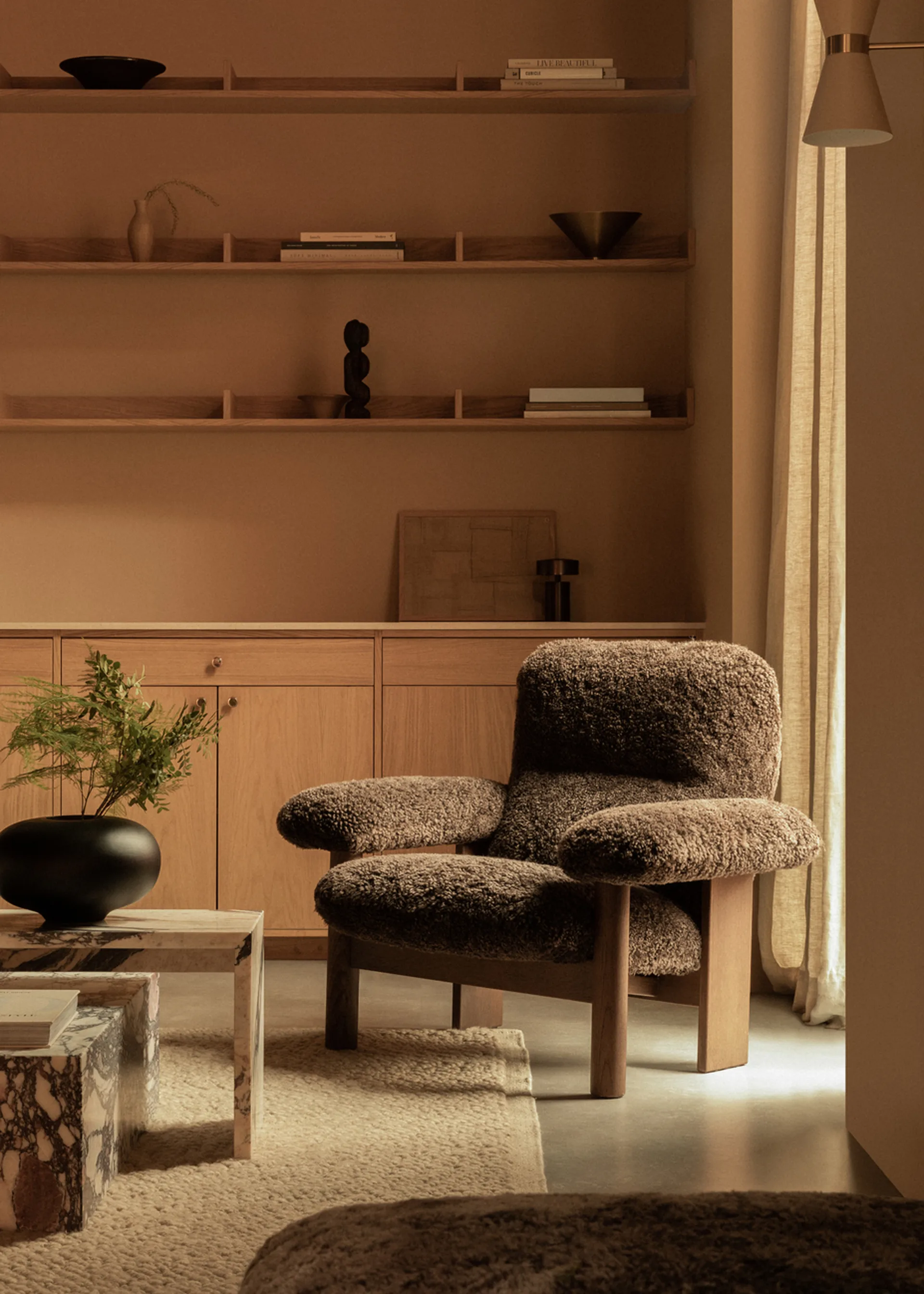 Brasilia fauteuil, Dark oak-Root sheepskin Audo Copenhagen