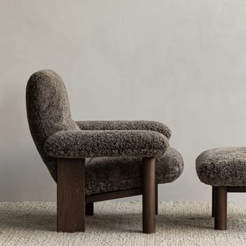 Brasilia fauteuil - Dark oak-Root sheepskin - Audo Copenhagen