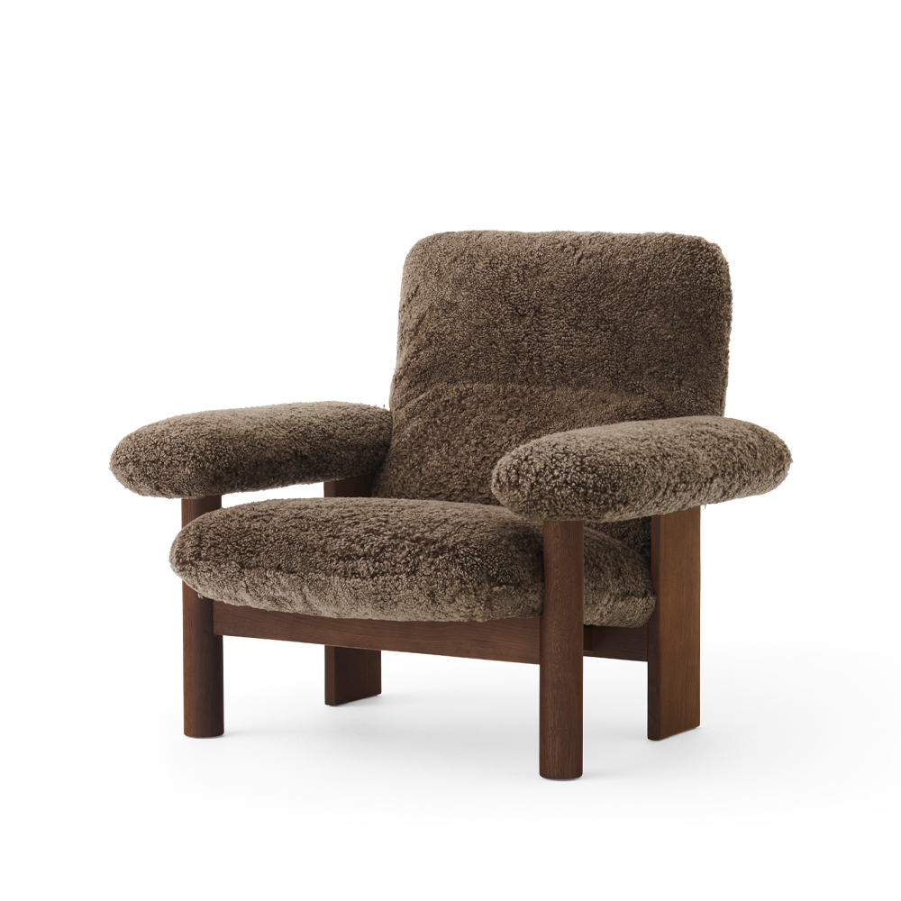 Audo Copenhagen Brasilia fauteuil schapenvacht root bruin, donkergebeitst eikenhouten onderstel