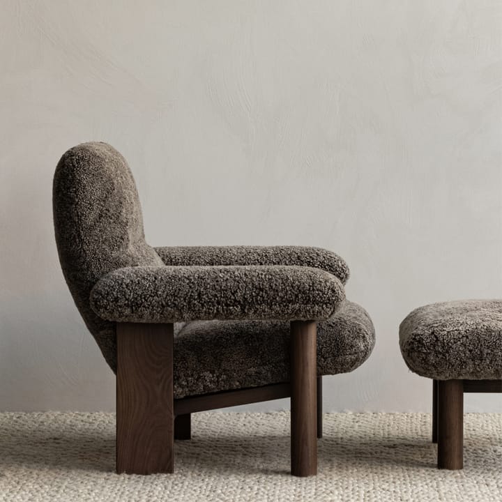 Brasilia fauteuil - schapenvacht root bruin, donkergebeitst eikenhouten onderstel - Audo Copenhagen