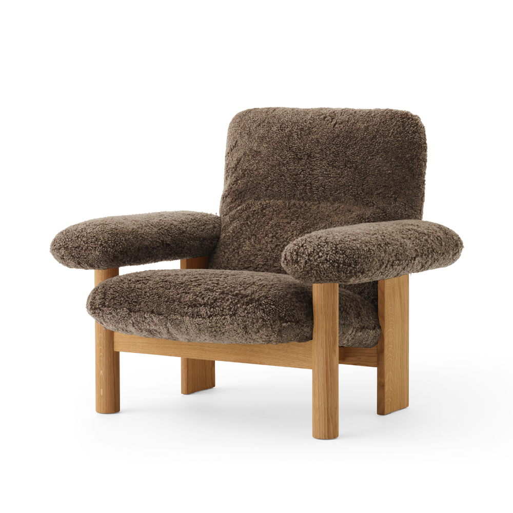 Audo Copenhagen Brasilia fauteuil schapenvacht root bruin, eikenhouten onderstel