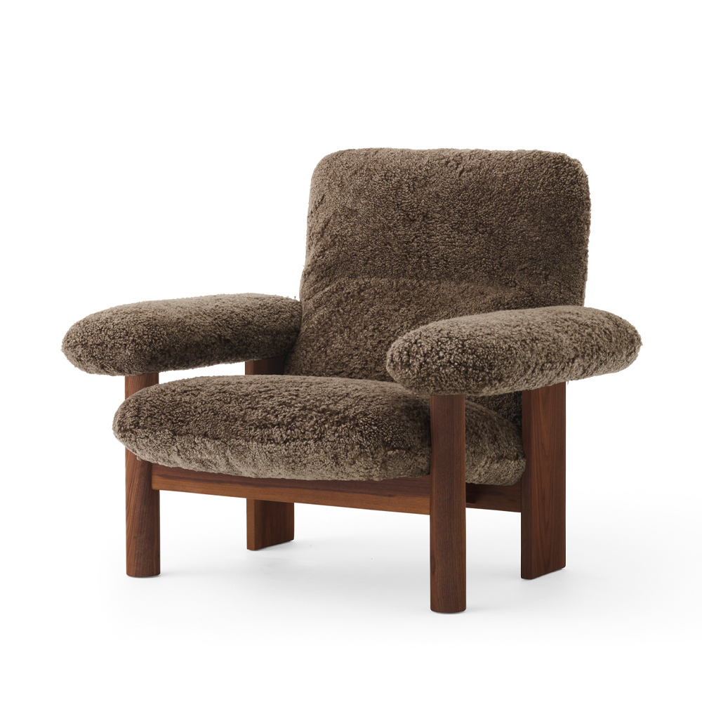 Audo Copenhagen Brasilia fauteuil schapenvacht root bruin, walnoothouten onderstel