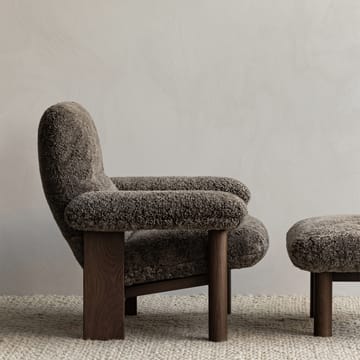 Brasilia fauteuil - stof moss 011 grijs, donkergebeitst eikenhouten onderstel - Audo Copenhagen