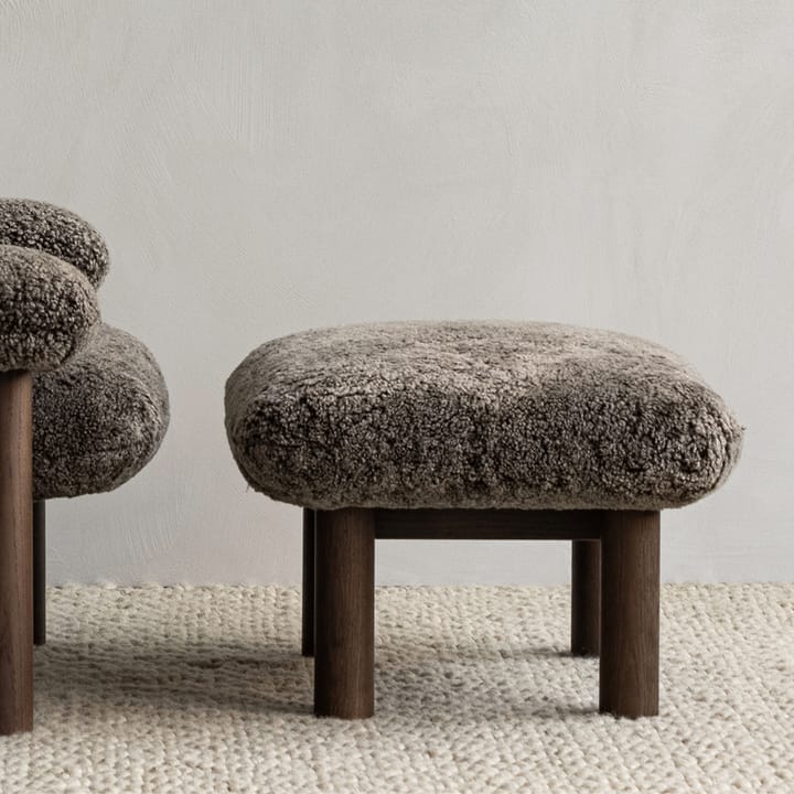 Brasilia voetenbankje, Bouclé 02 beige-donkergebeitst eikenhout Audo Copenhagen