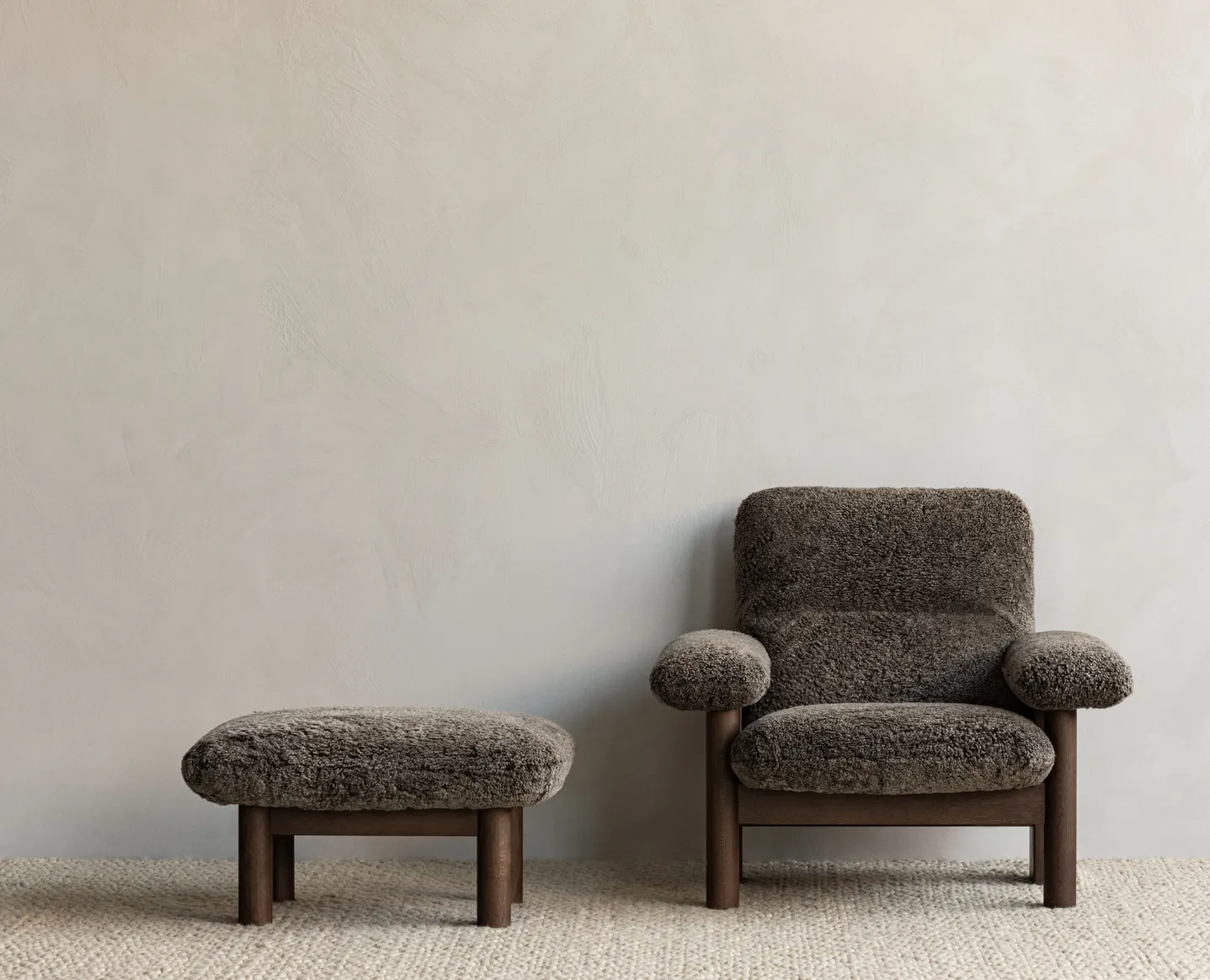 Brasilia voetenbankje, Schapenvacht root bruin, donker eikenhout Audo Copenhagen